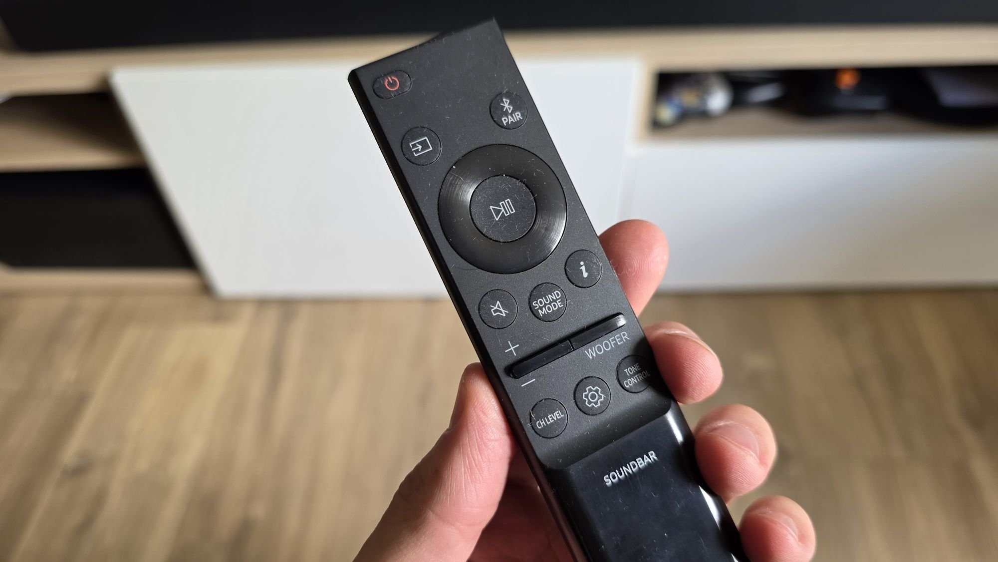 The soundbar's remote follows the same SmartThings path, covering almost all functions of the HW-QS90H © Guillaume Fourcadier for Clubic