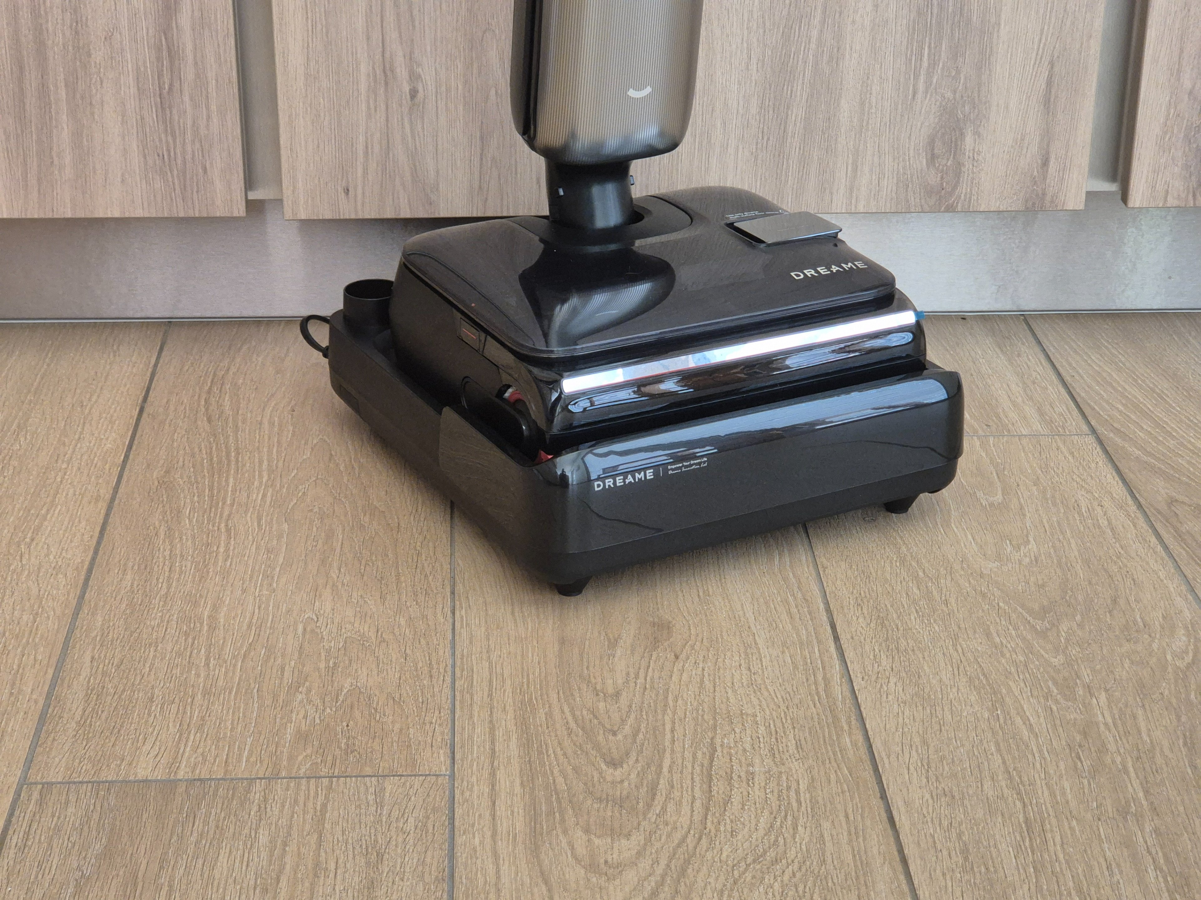 The charging station of the Dreame T16 Pro Heat ©Hagop Kavafian for Clubic