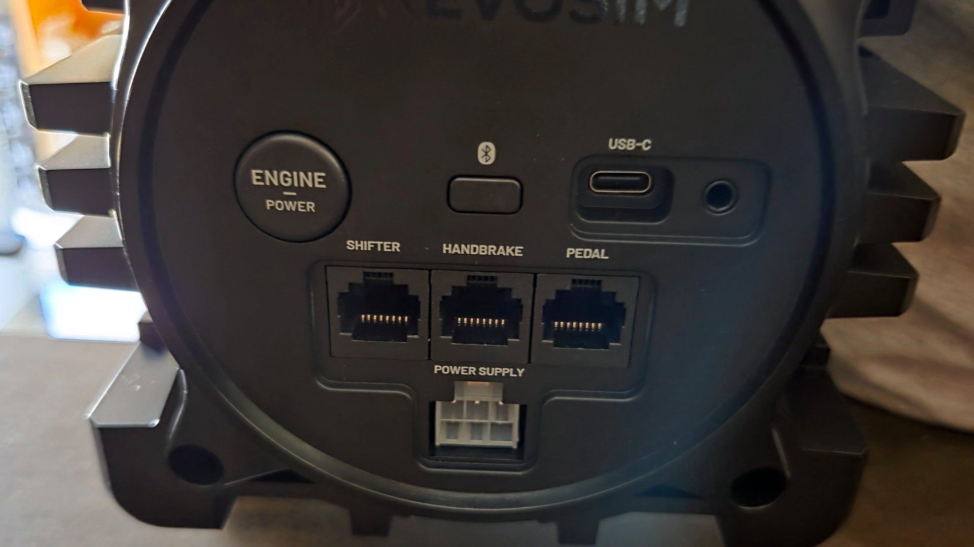 Le volant de base et le modèle Aramco F1 disponible en supplément. ©Nerces pour Clubic