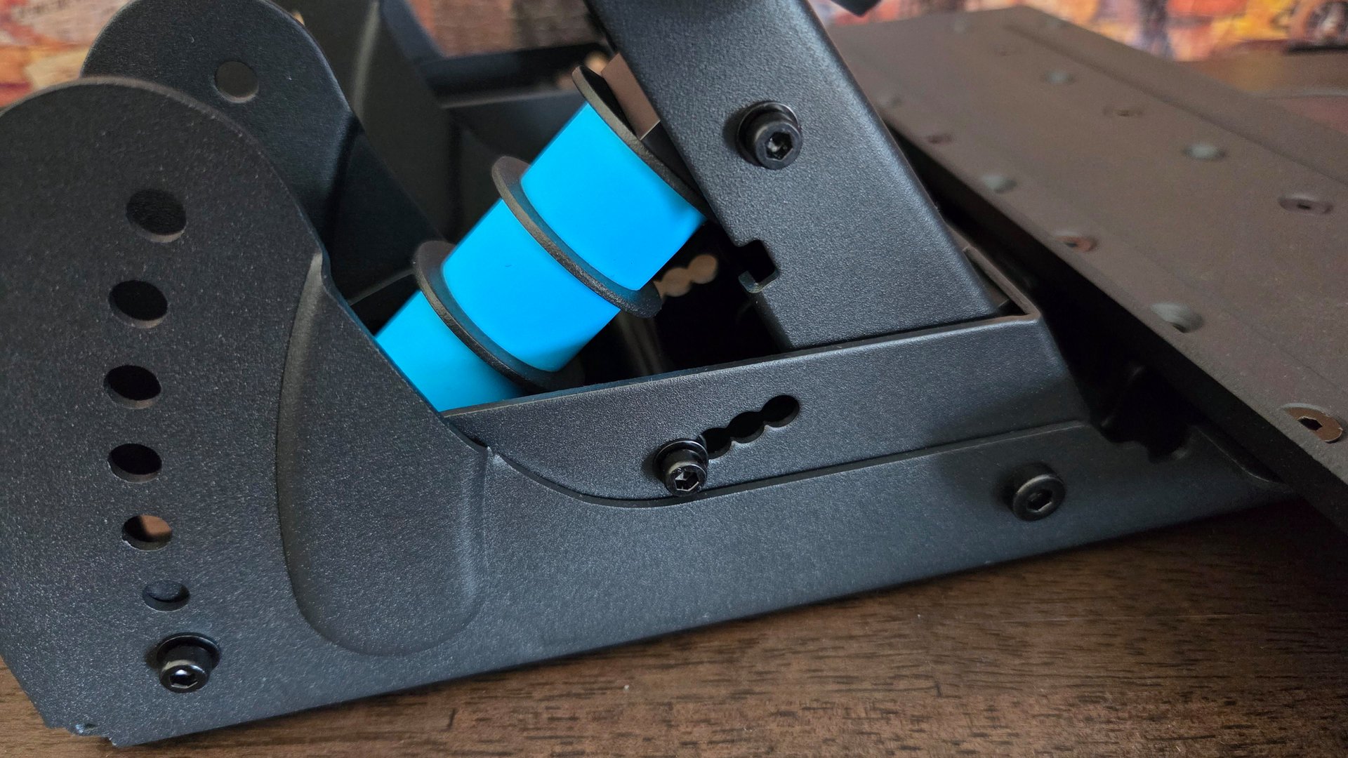 Le volant de base et le modèle Aramco F1 disponible en supplément. ©Nerces pour Clubic