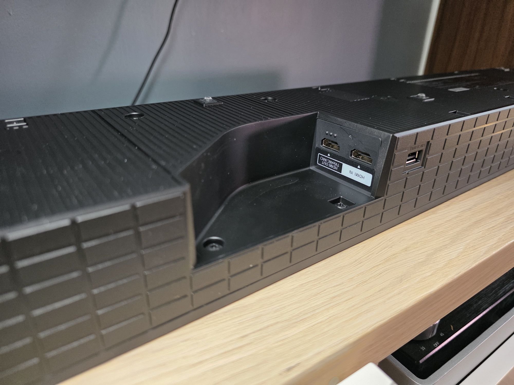 Bien que minimaliste, la connectique reste bien pensée, avec ici suffisamment d'espace pour ne pas plier le câble HDMI© Guillaume Fourcadier pour Clubic