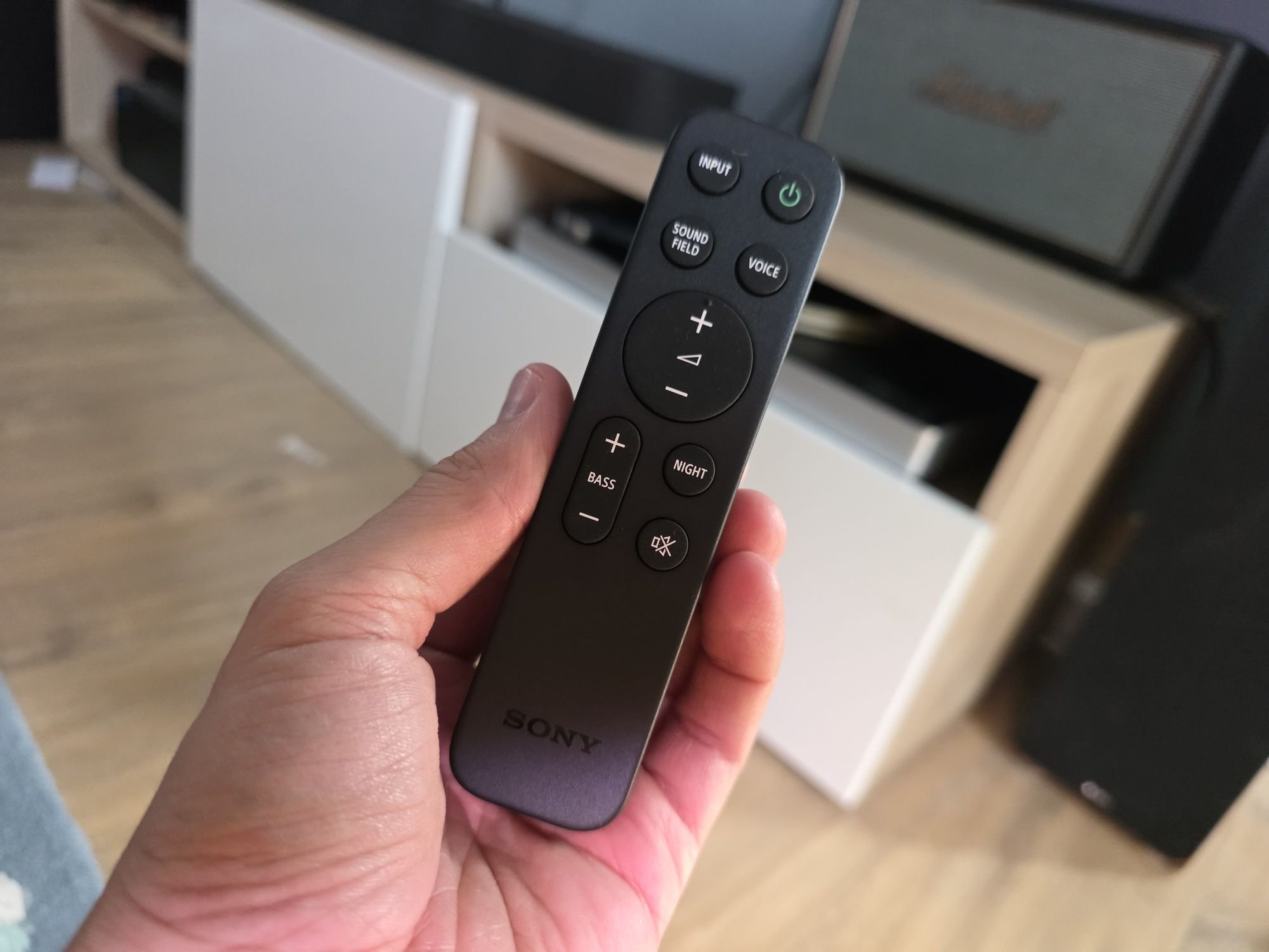 Tout aussi épurée, the remote is perfect for simplicity lovers, horrific for those seeking a more complete experience © Guillaume Fourcadier for Clubic