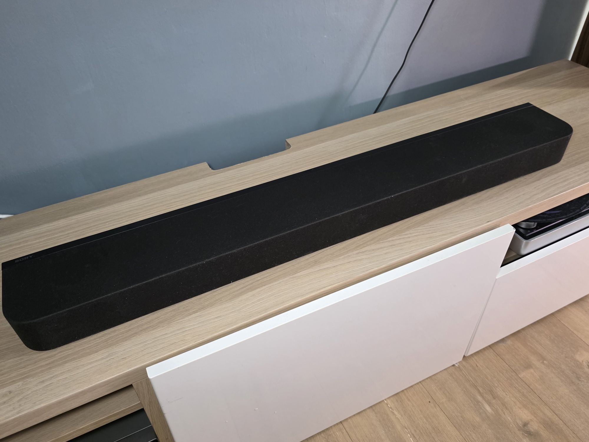 There is space on a 180 cm TV stand, the layout is roomy