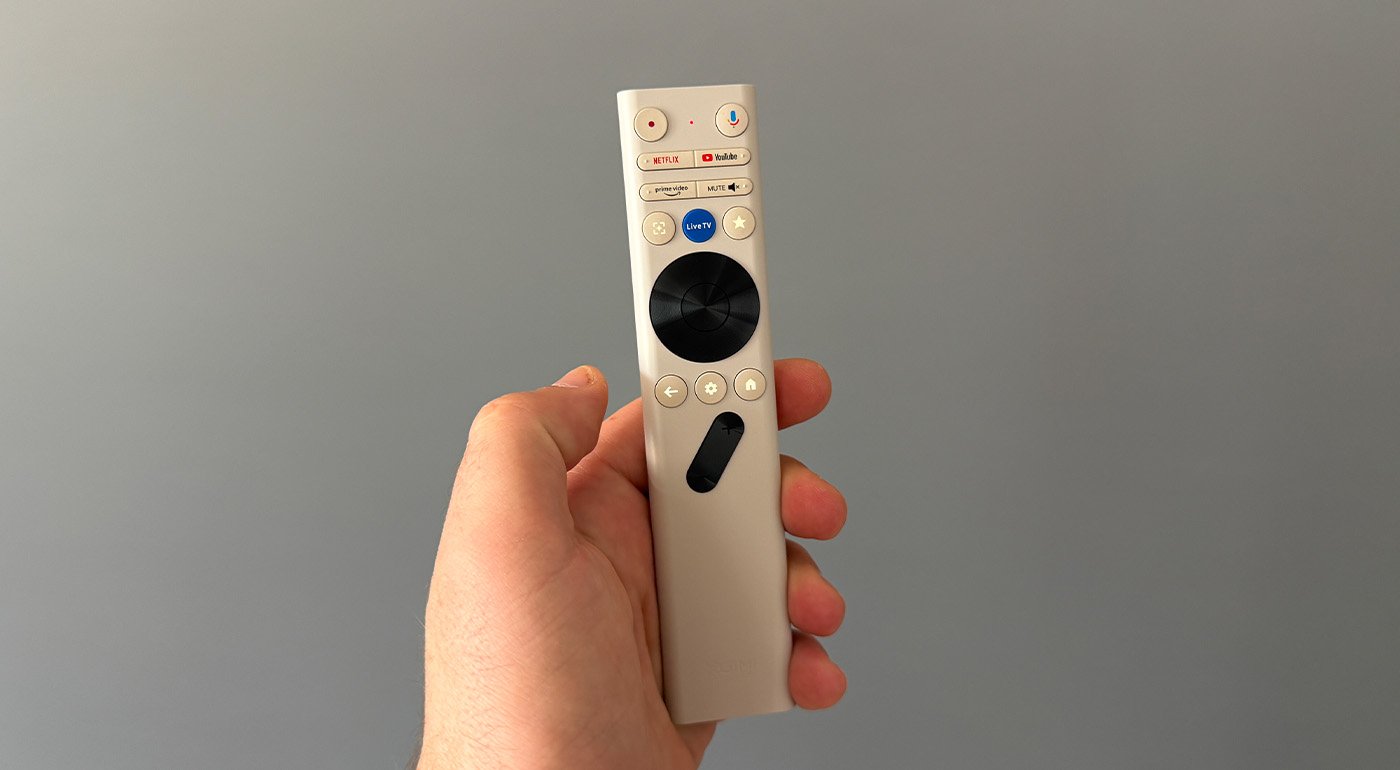 The remote is backlit, but not fully. ©Charles Gouin-Peyrot for Clubic