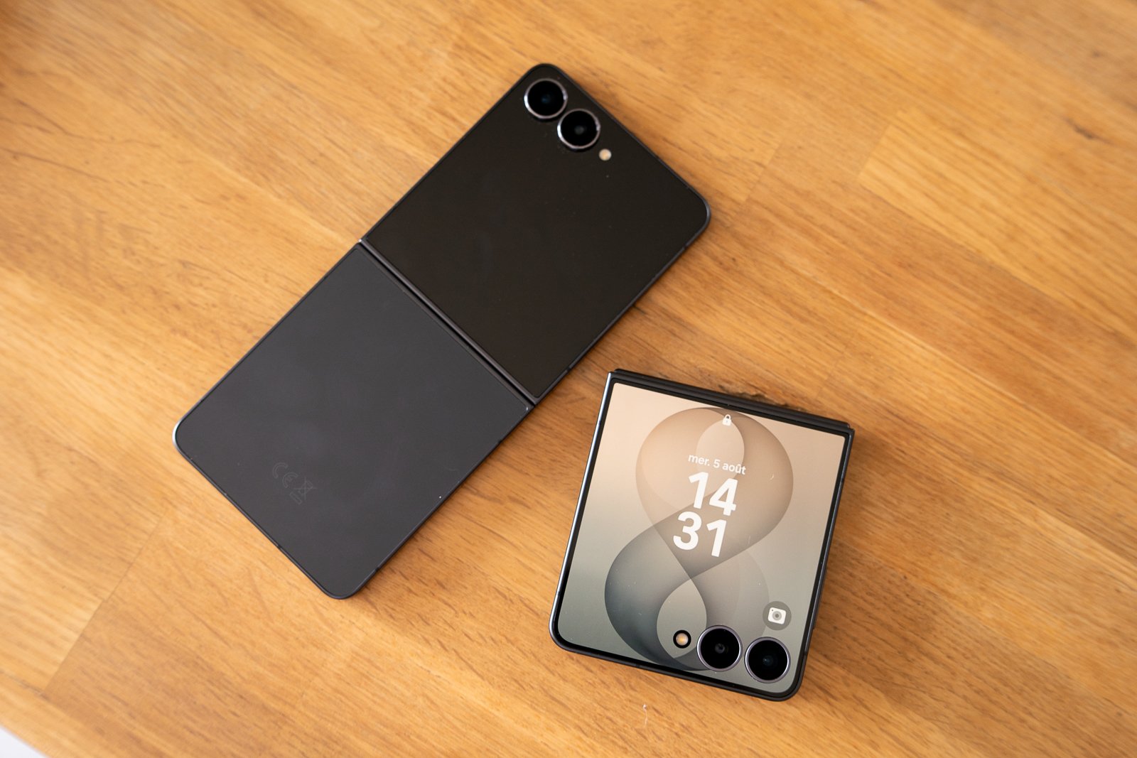 The Galaxy Z Flip 7 (open) and Flip 8 (closed). ©Pierre Crochart for Clubic