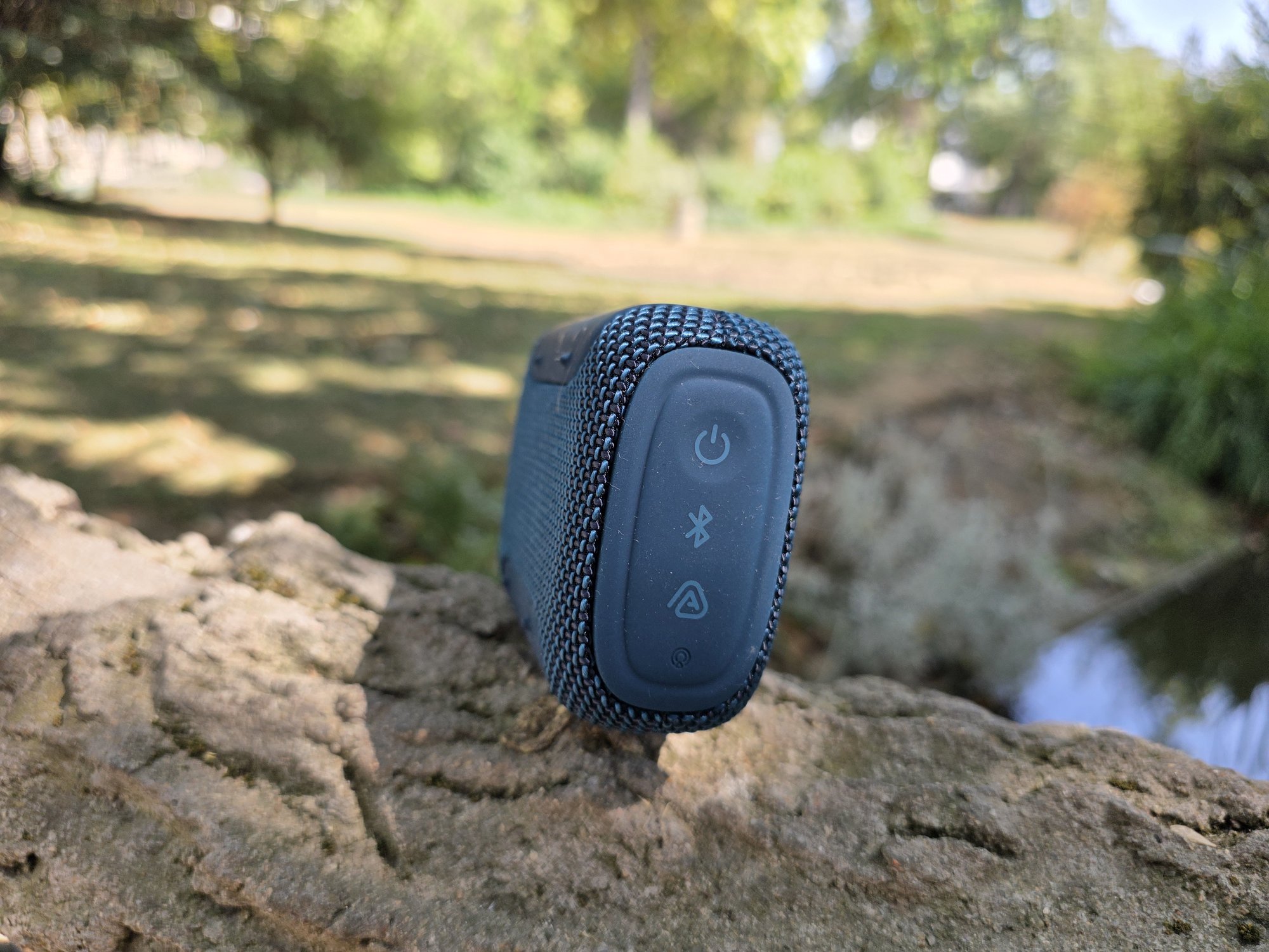 Il manque sans doute un ou deux boutons avancés, par exemple pour basculer entre les égaliseurs, mais JBL fait déjà un bon boulot © Guillaume Fourcadier pour Clubic