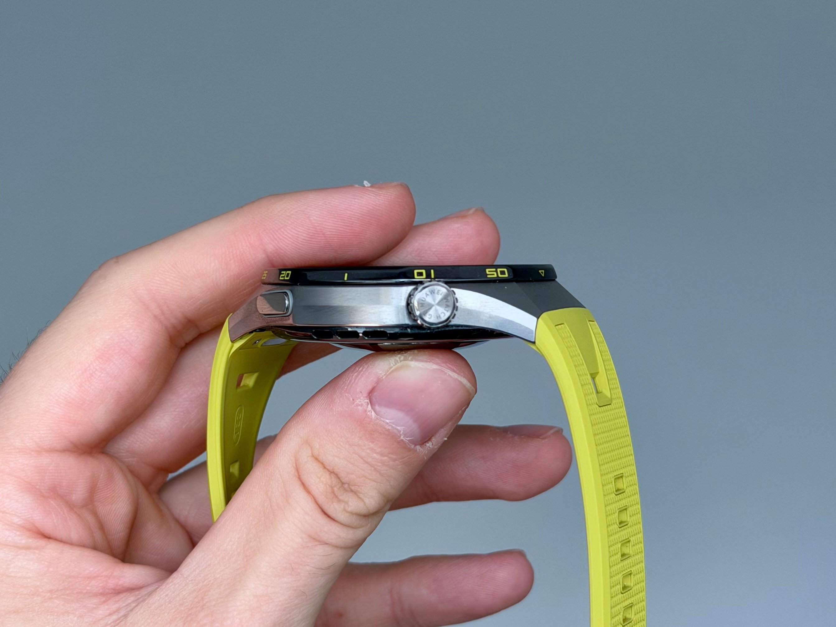 Just two buttons, the rest is handled by touch ©Mathieu Grumiaux for Clubic