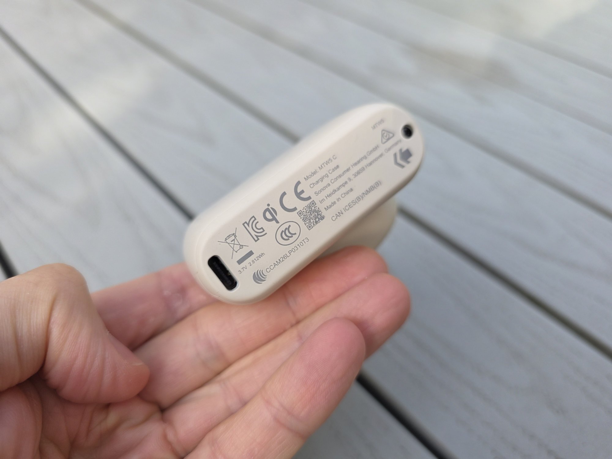 The small screw on the right allows you to remove the cap and access the battery