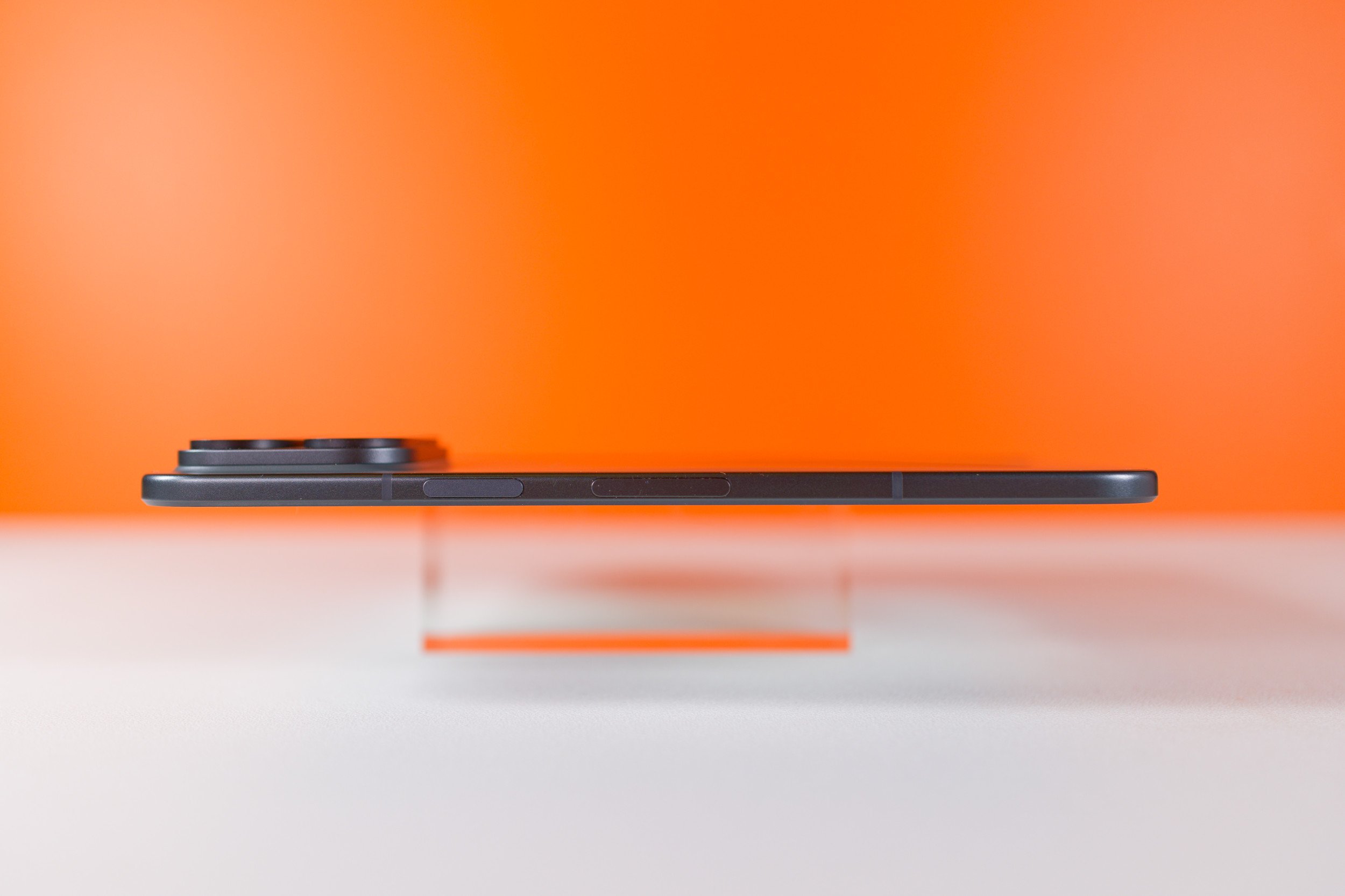 Aperture and main camera, with enhanced light sensitivity.