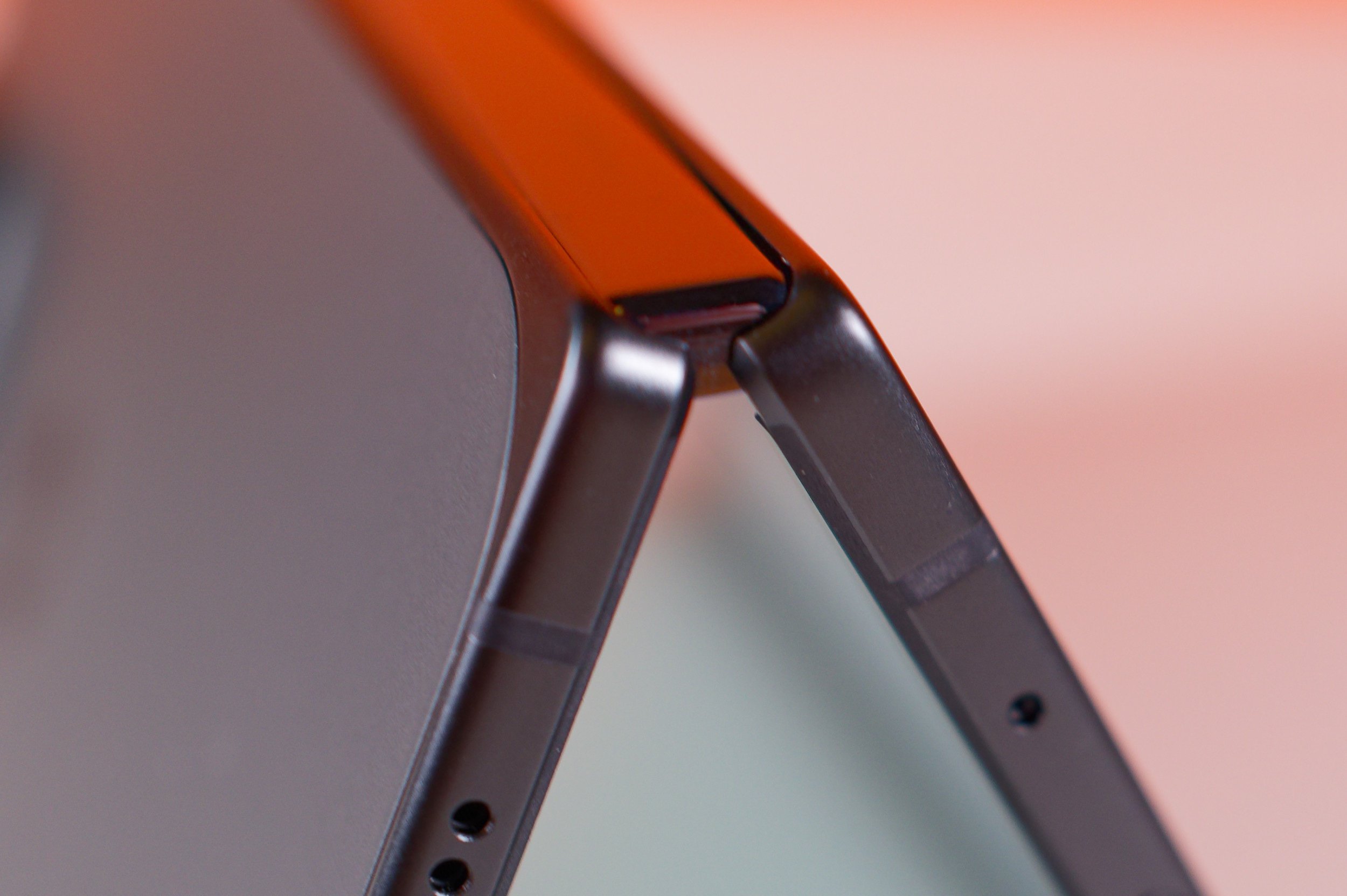 Close-up of the interior crease during zoom.