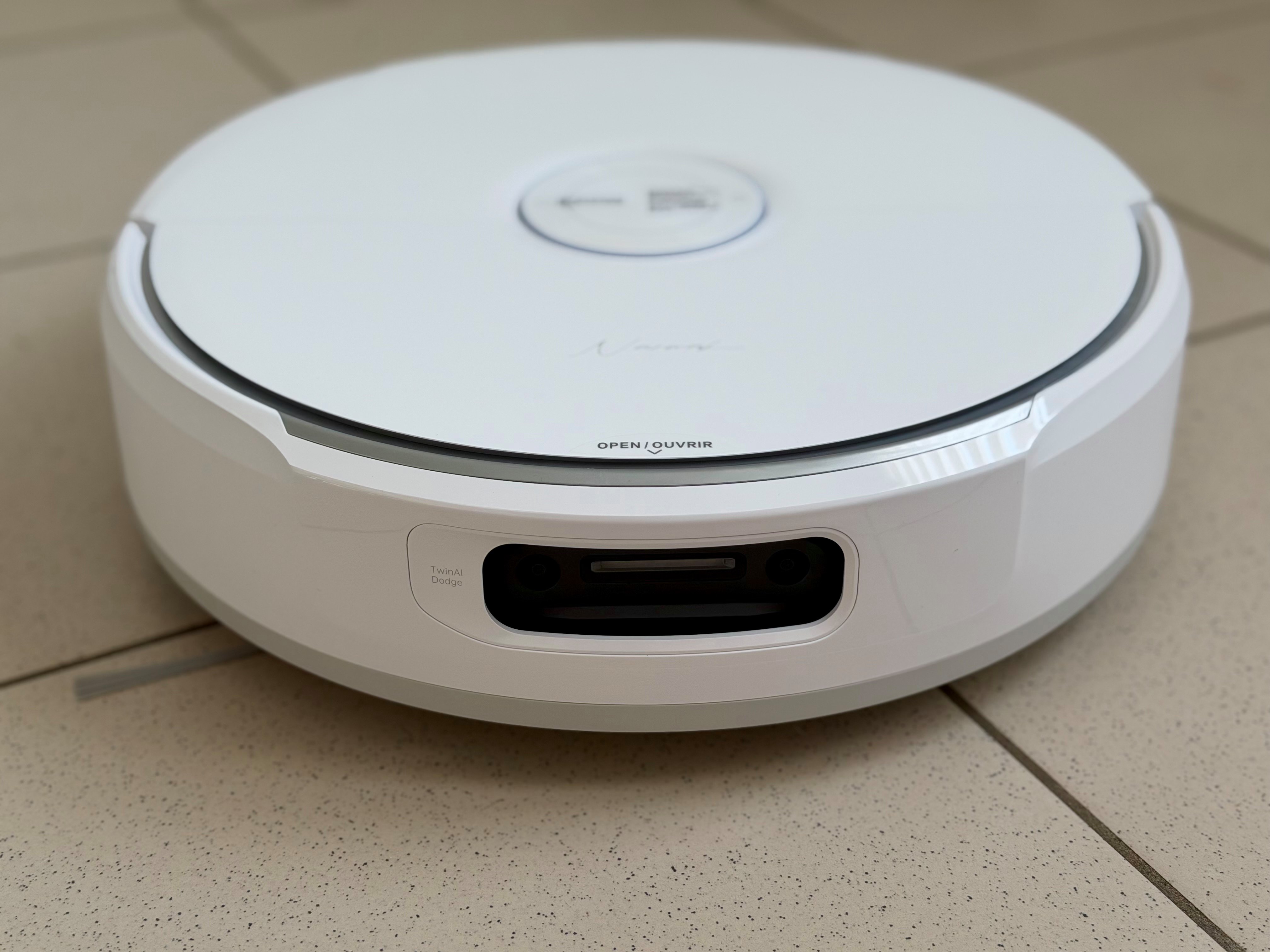 A robot vacuum cleaner that looks completely ordinary on the surface ©Mathieu Grumiaux for Clubic