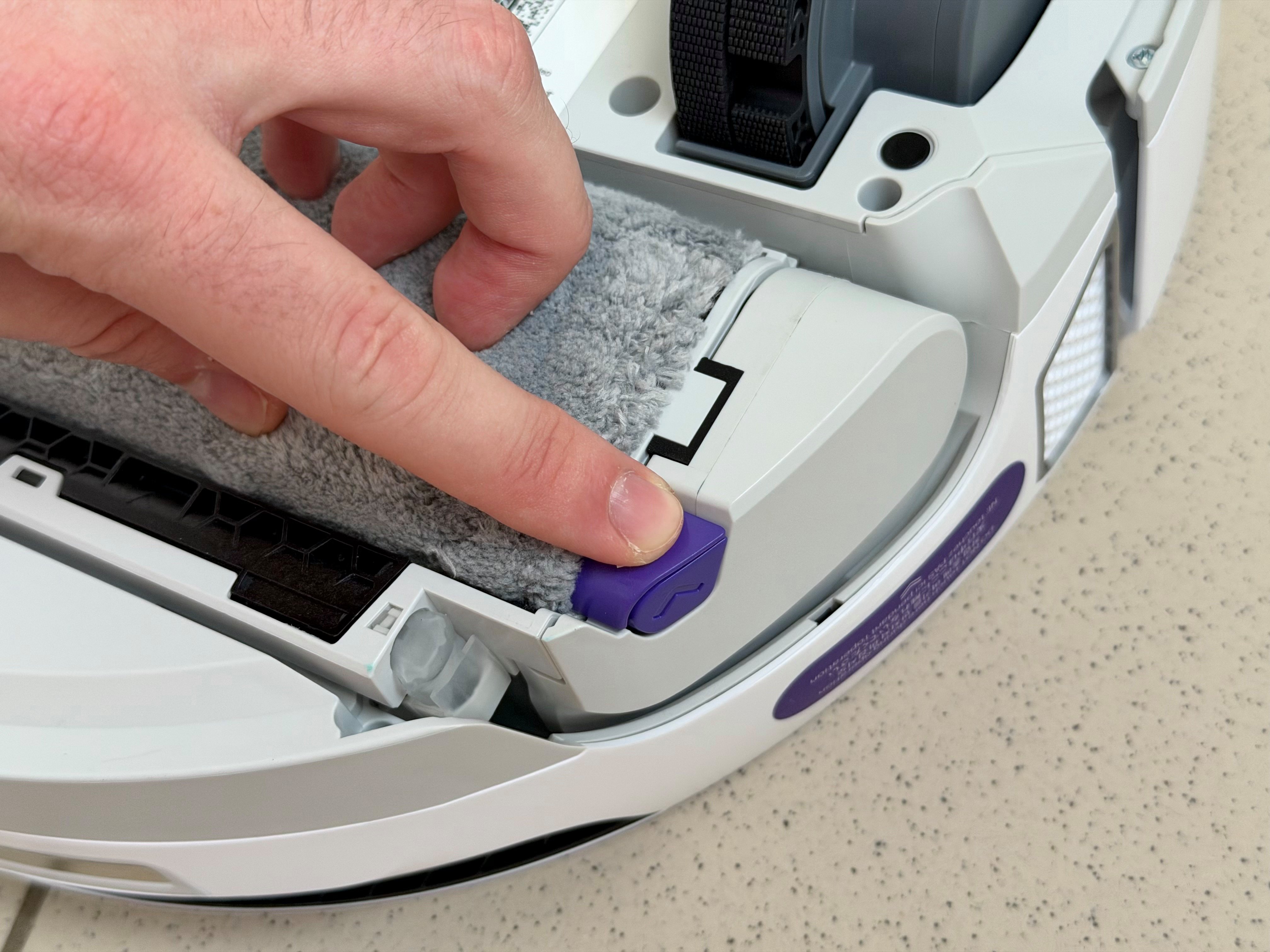 The roller and brushes detach quickly to be washed by hand ©Mathieu Grumiaux for Clubic