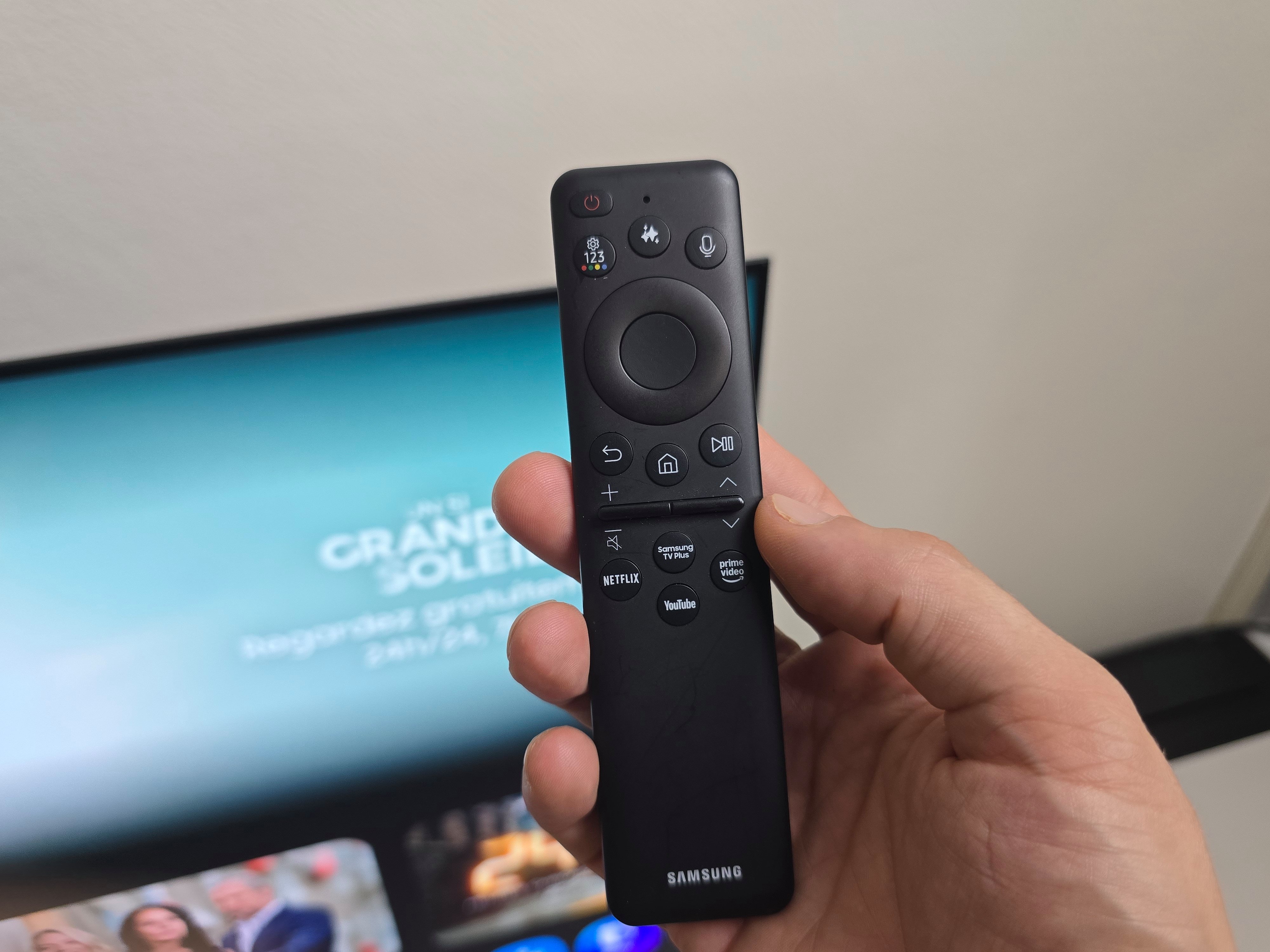 The remote control recharges via ambient light, with USB-C as a supplementary option. © Matthieu Legouge