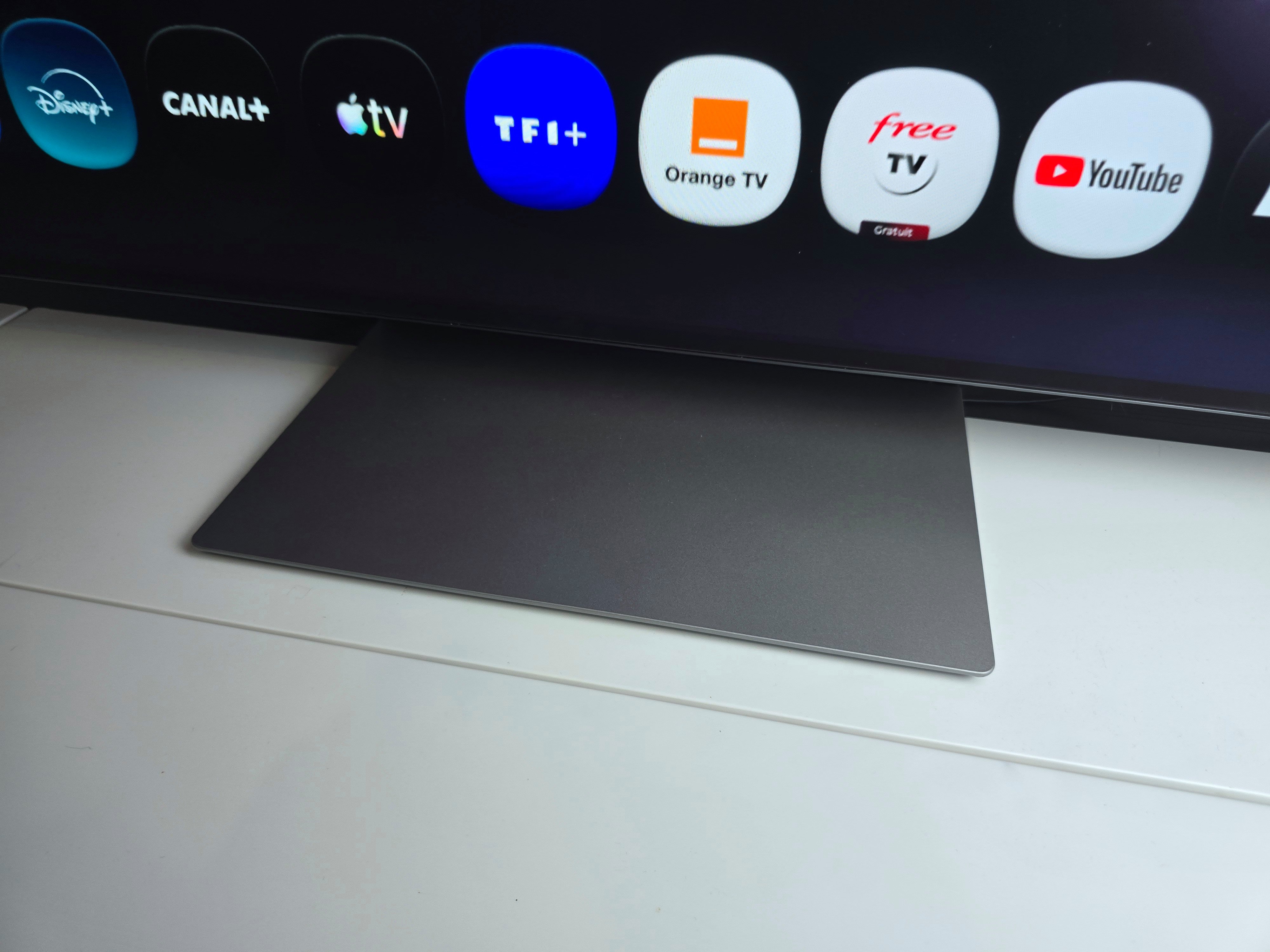 The central foot simplifies installation on a narrow stand and leaves enough space to place a soundbar in front of the screen. © Matthieu Legouge
