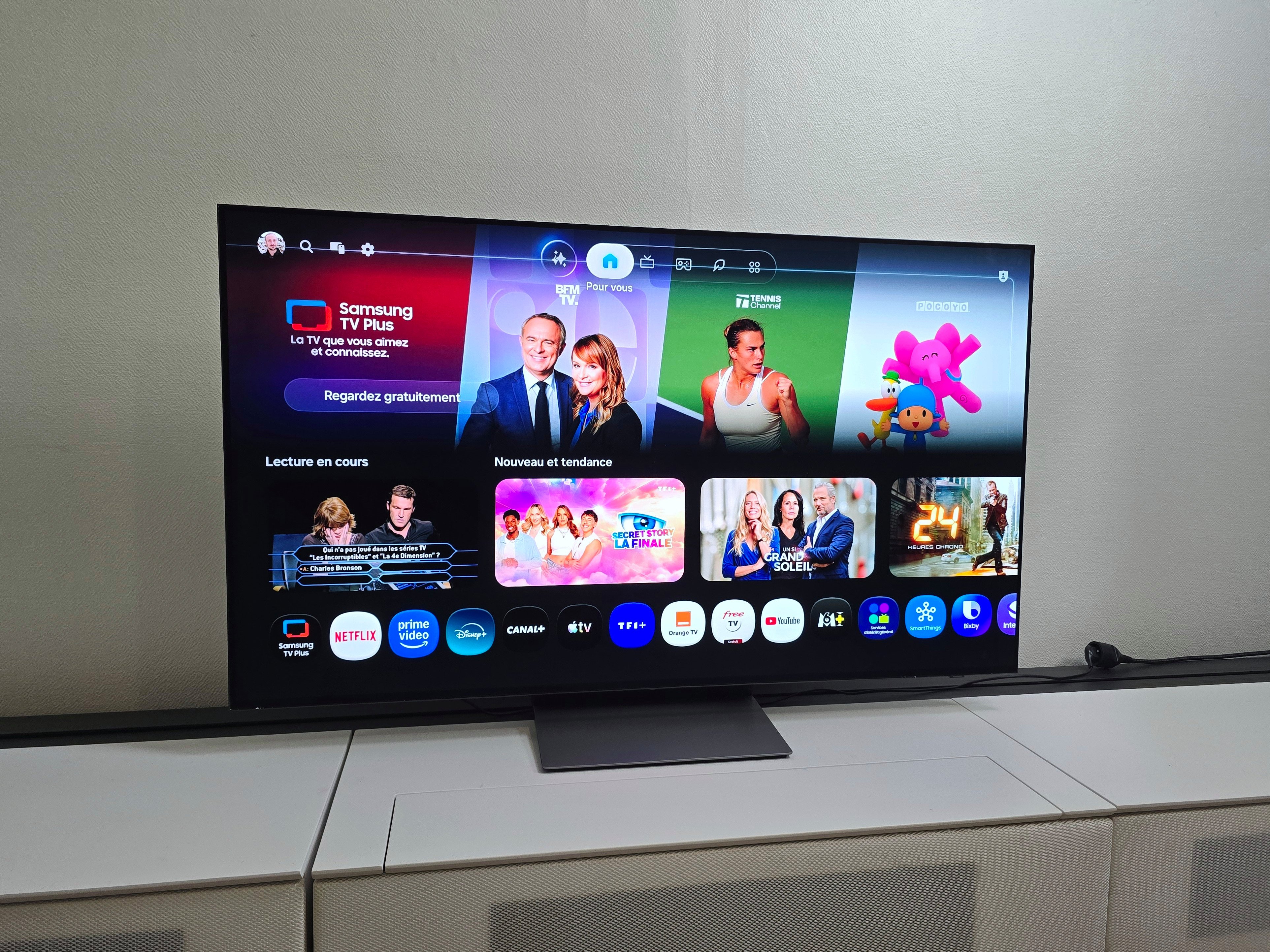 Tizen remains very complete and responsive, at the cost of a home screen still fairly loaded with content and recommendations. © Matthieu Legouge