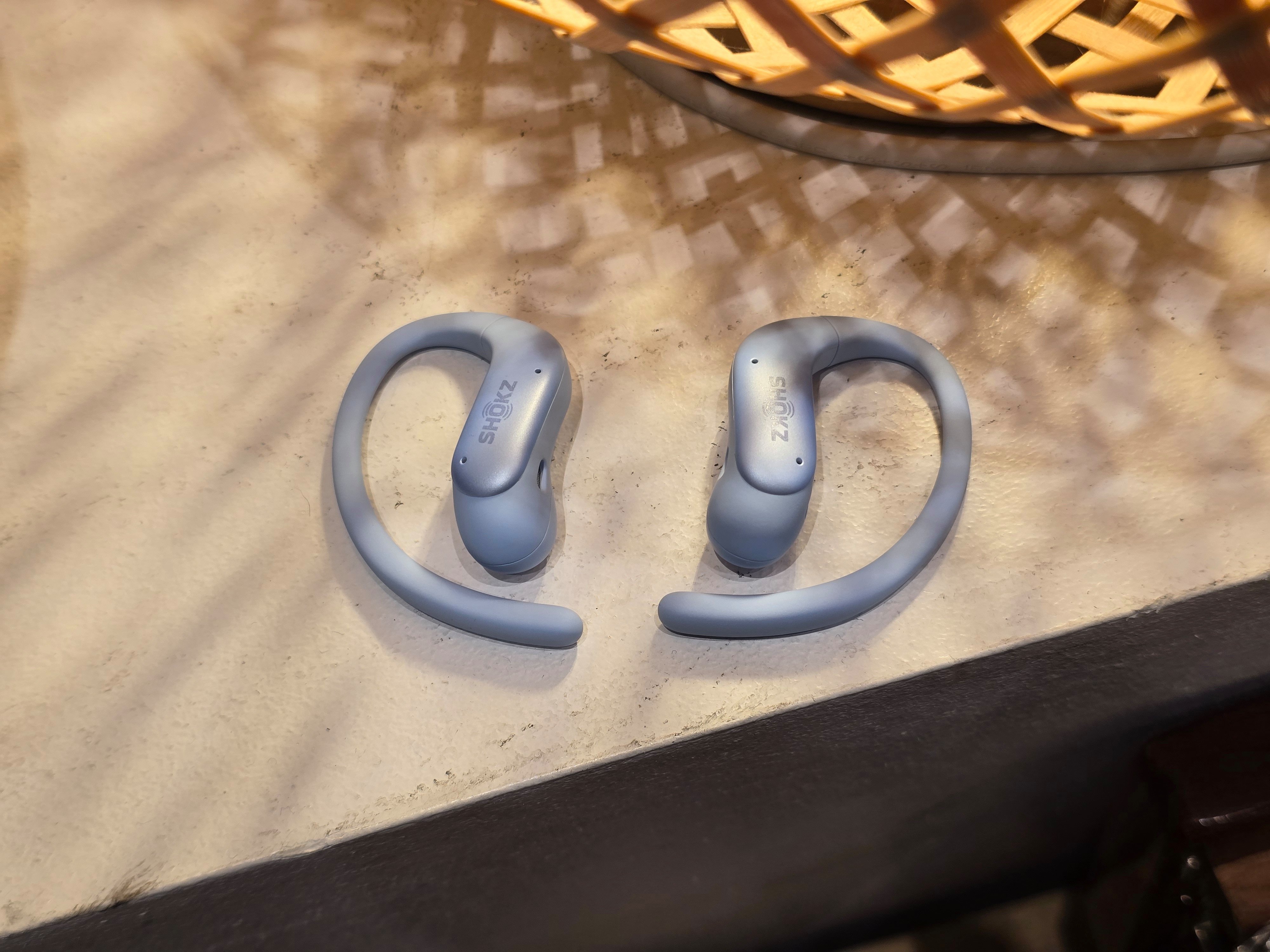 Chaque écouteur ne pèse que 7,2 g et s’appuie sur un crochet souple qui vient contourner l’oreille. © Matthieu Legouge