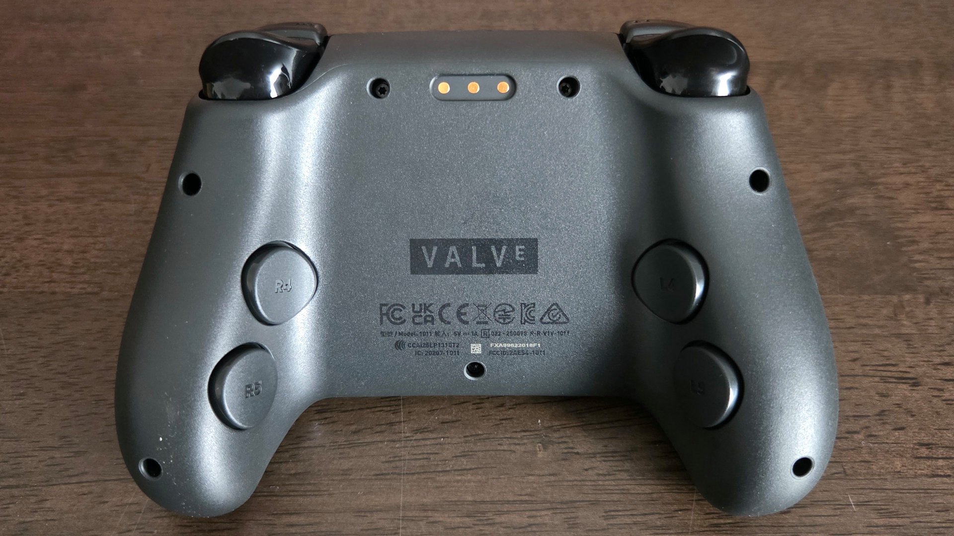 The back of the controller doesn’t give much to rant about. © Nerces for Clubic