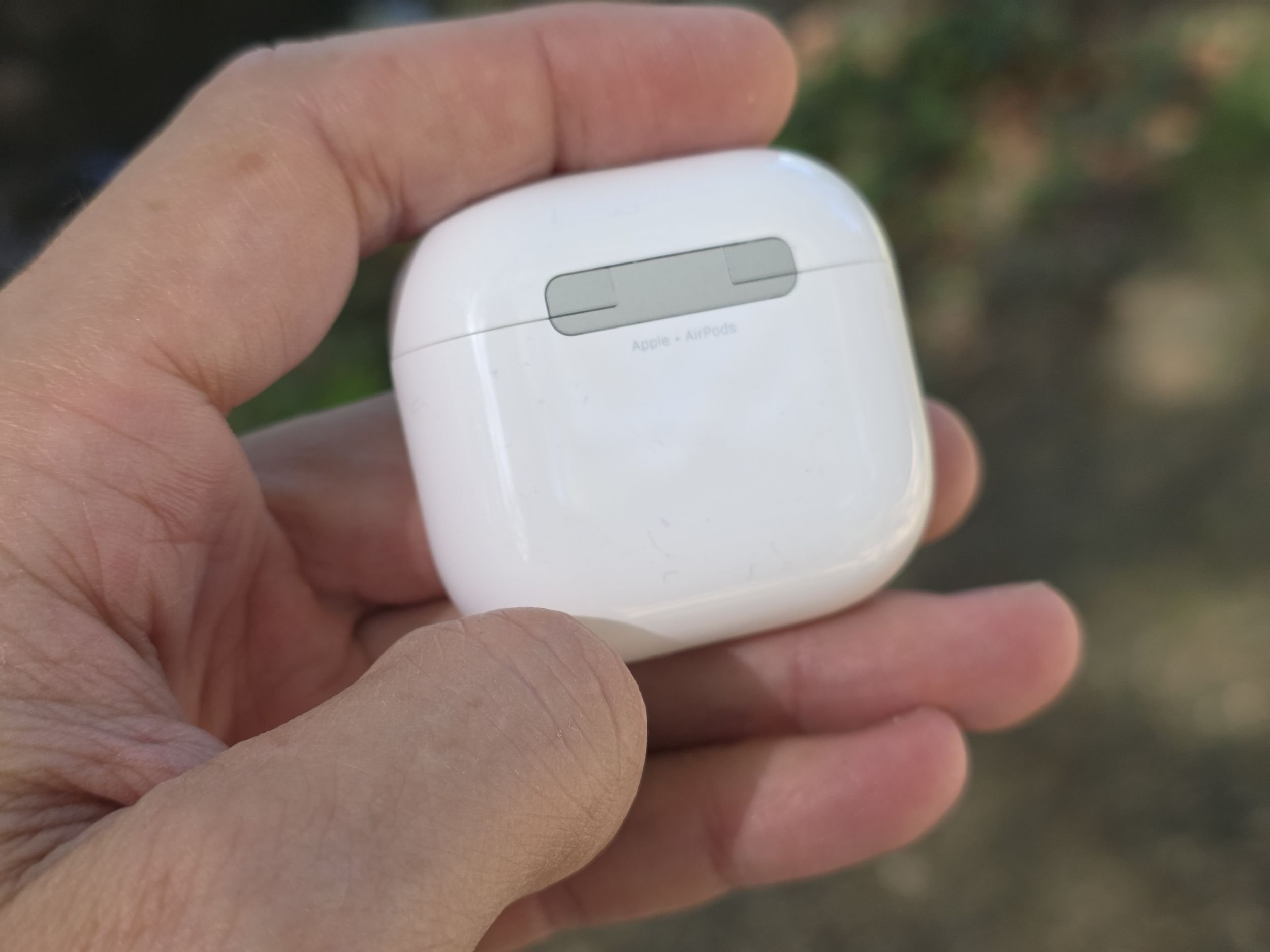 Le seul détail permettant vraiment de différencier les AirPods 5 et les AirPods 4 ANC : la petite inscription au dos de la boite de charge © Guillaume Fourcadier pour Clubic