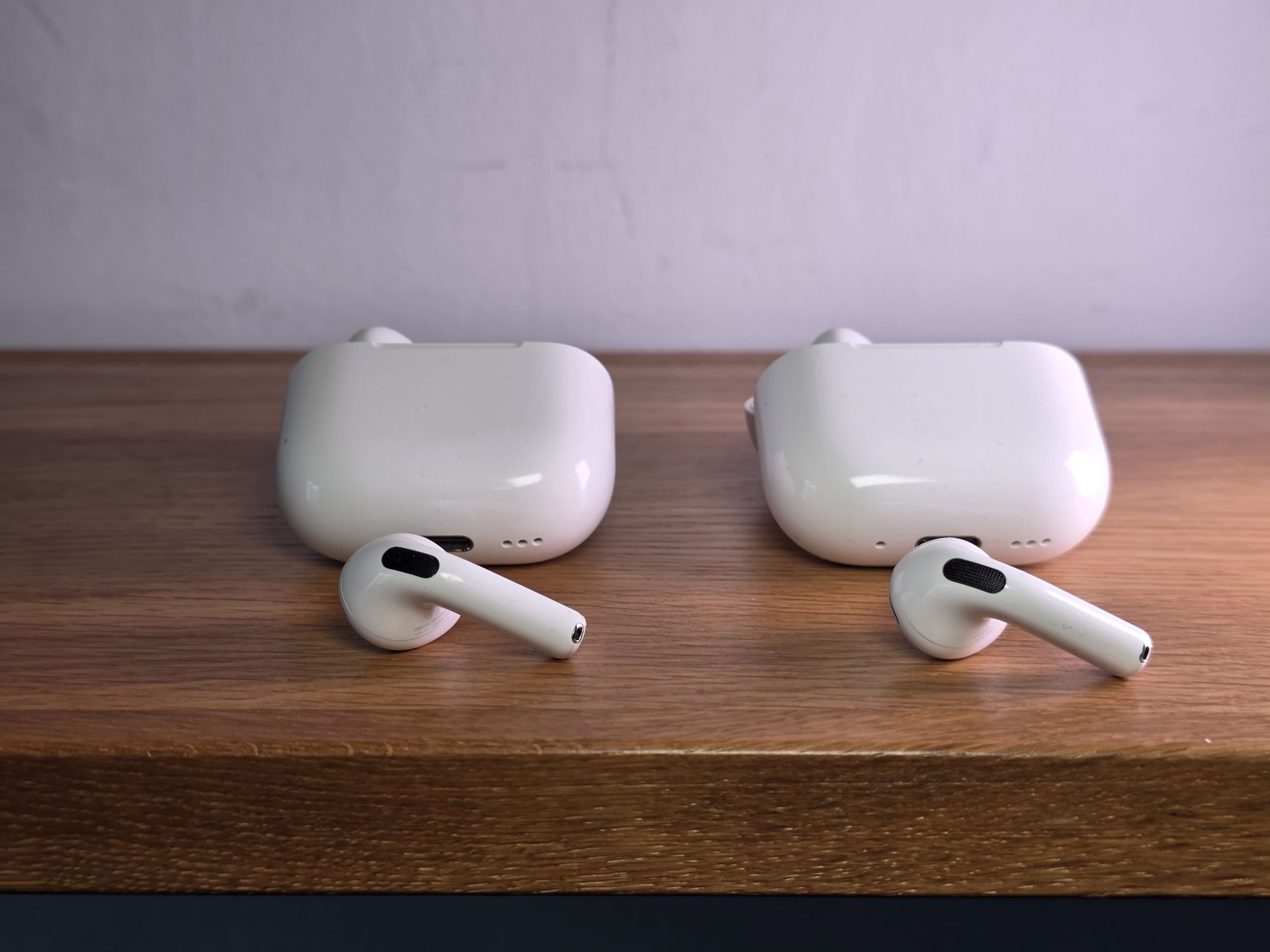 A gauche, les AirPods 4. A droite, les AirPods 5. Impossible de faire la différence à l'oeil nu. © Guillaume Fourcadier pour Clubic