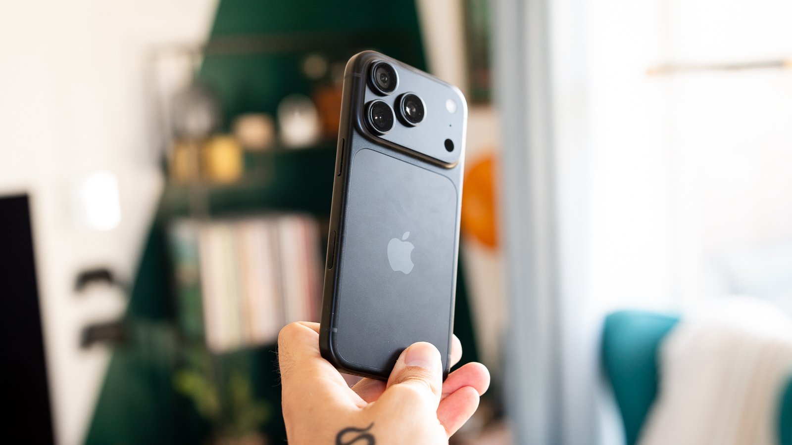 L'iPhone 18 Pro est un peu plus lourd que l'an dernier © Pierre Crochart pour Clubic.com