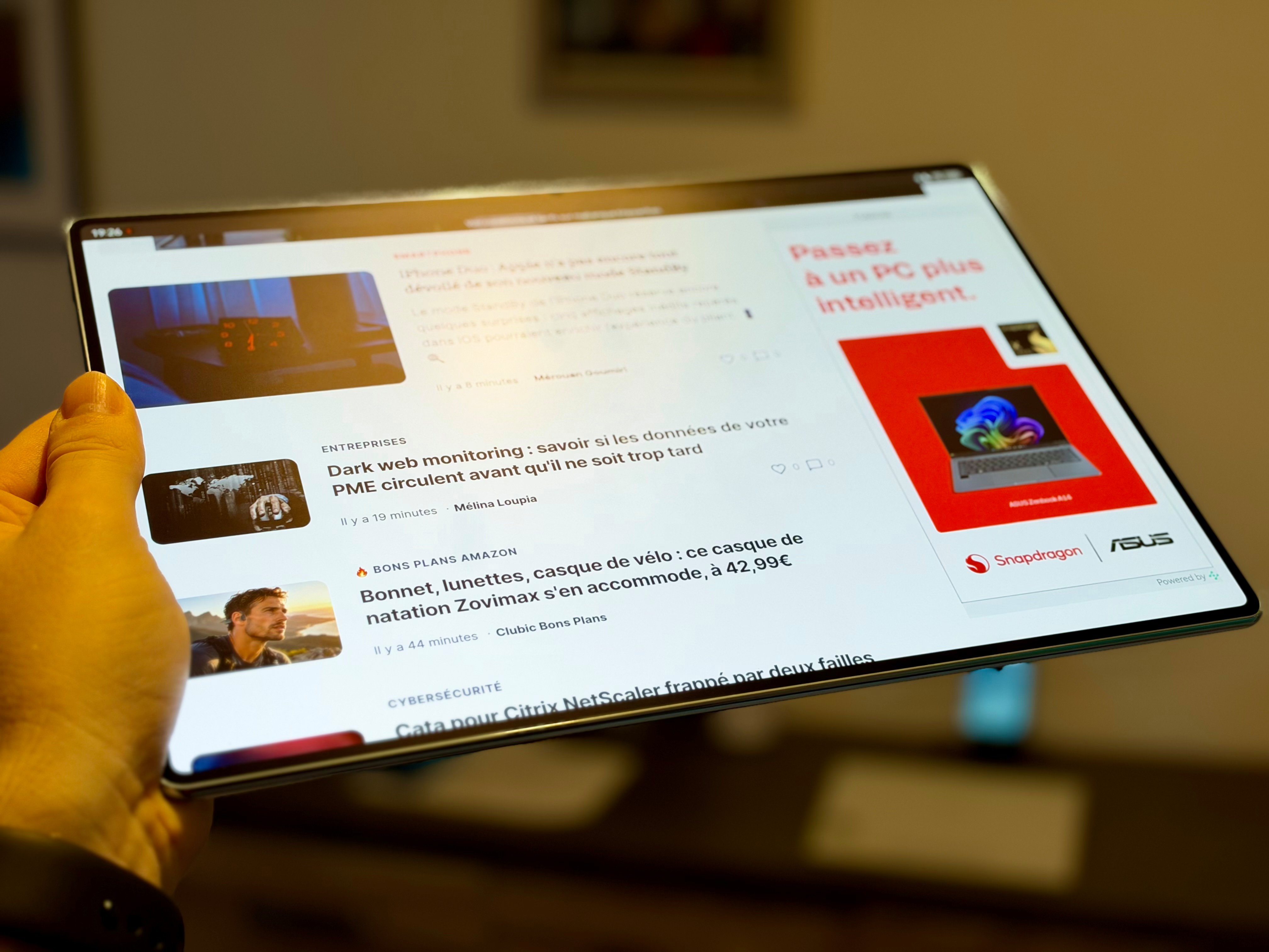 Loin d'être un gadget, le traitement mat limite les reflets : idéal pour les graphistes ou pour l'utilisation en extérieur ©Mathieu Grumiaux
