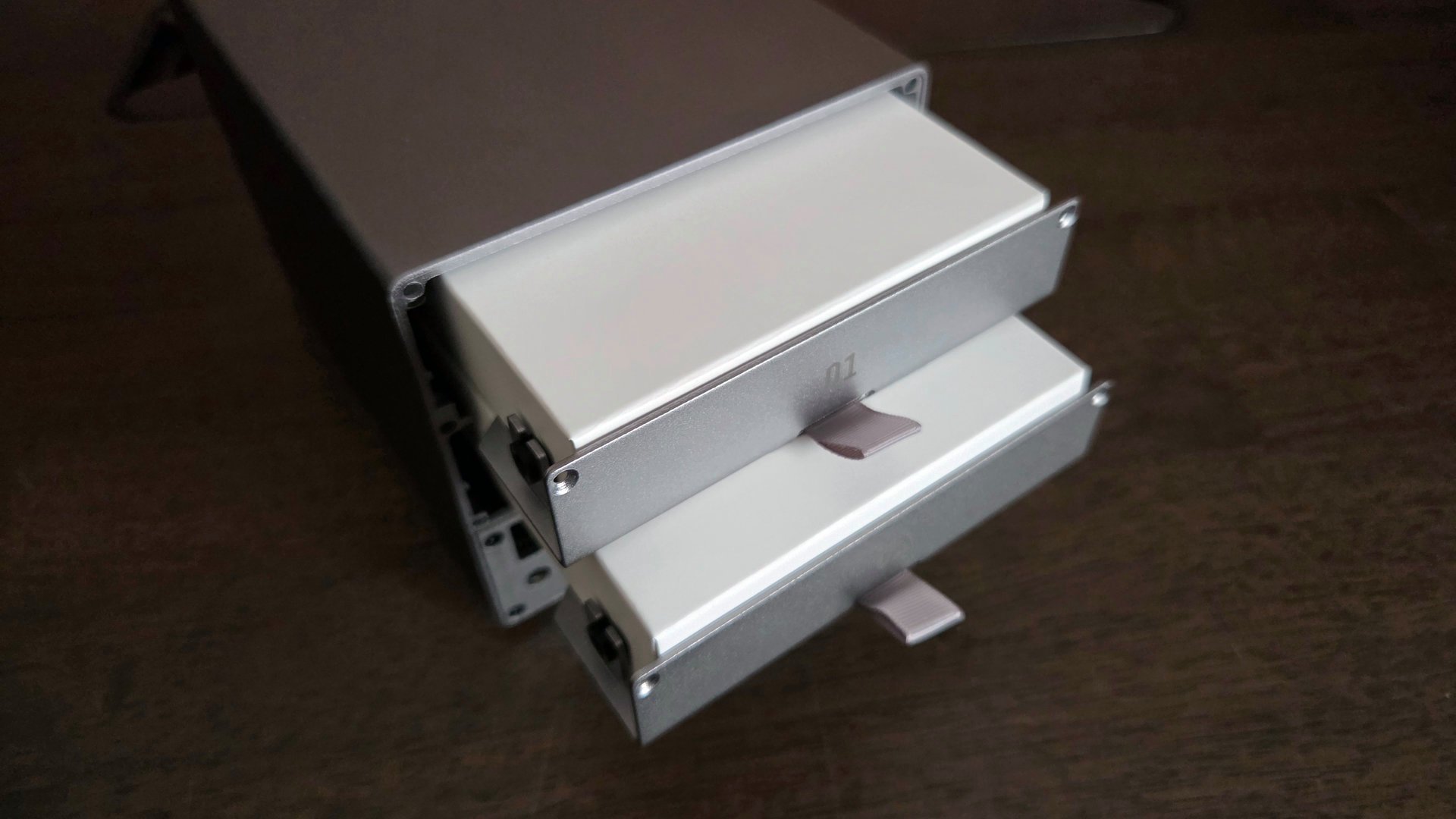 Beelink has tucked all accessories into the NAS’s bays. Handy. ©Nerces for Clubic