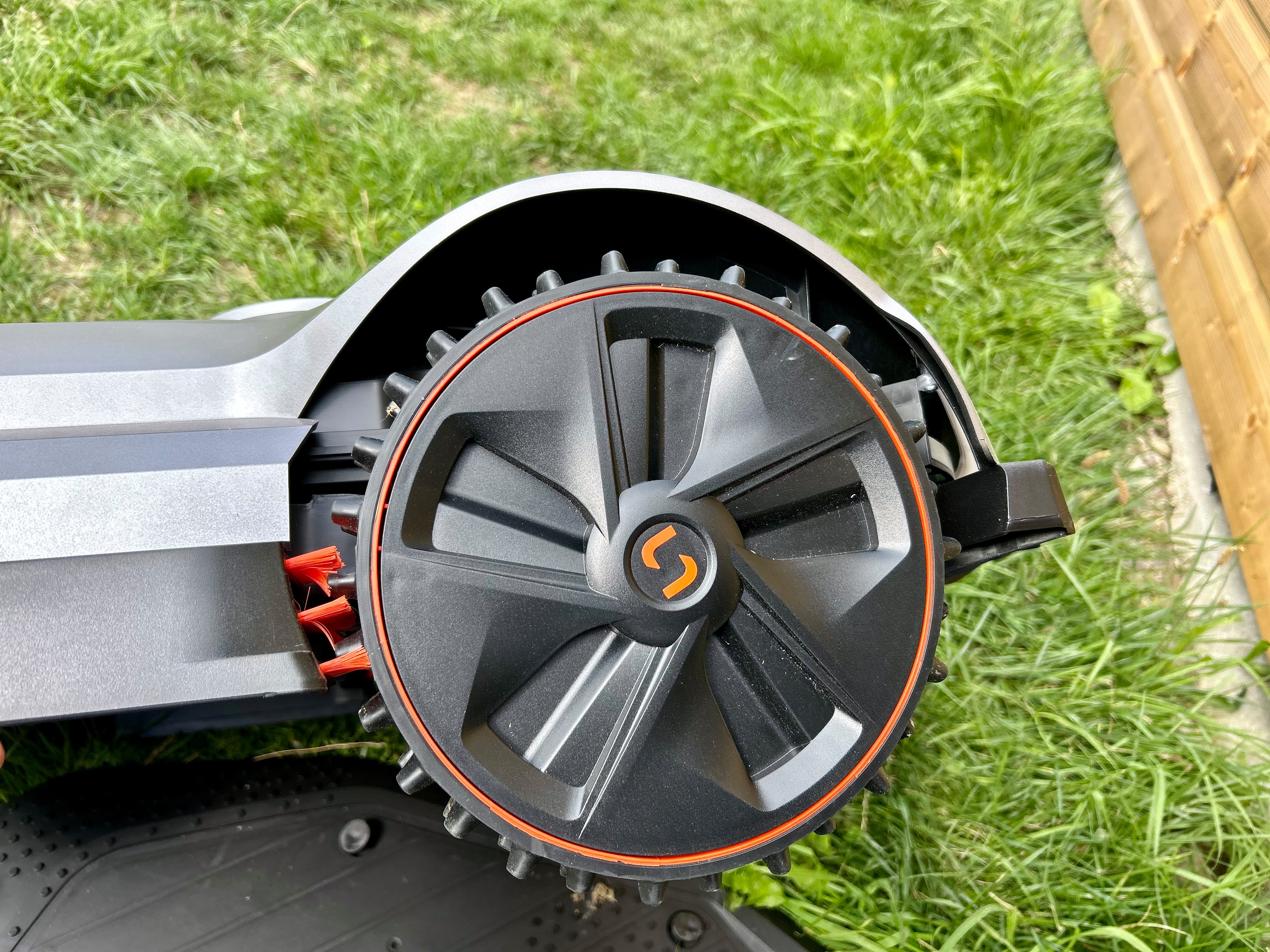 Il y a même une brosse pour les roues afin de dégager l'herbe et la terre accumulées durant la tonte ©Mathieu Grumiaux pour Clubic