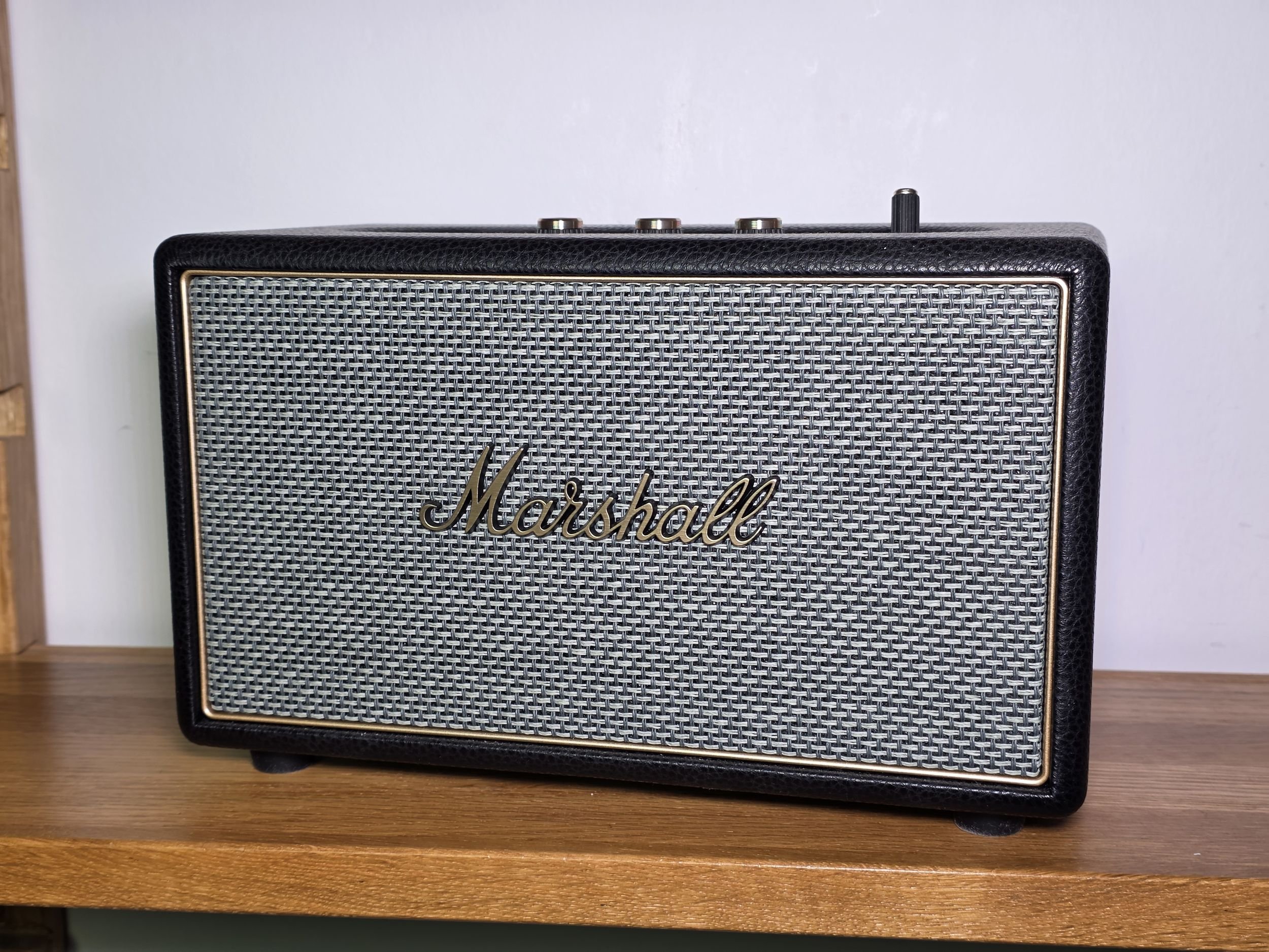 Not everyone loves the very vintage side of Marshall Acton IV, but this Bluetooth speaker looks like nothing else  © Guillaume Fourcadier pour Clubic