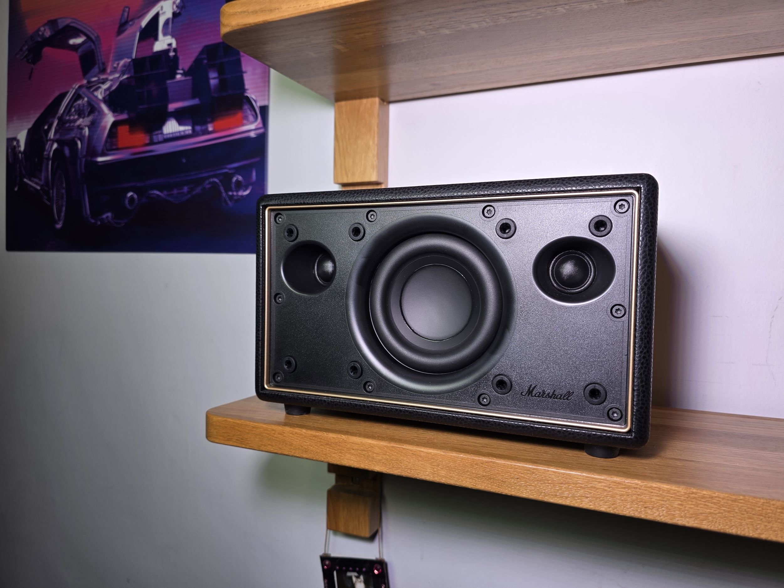 A simple, effective two-way stereo design with a woofer and two tweeters © Guillaume Fourcadier for Clubic