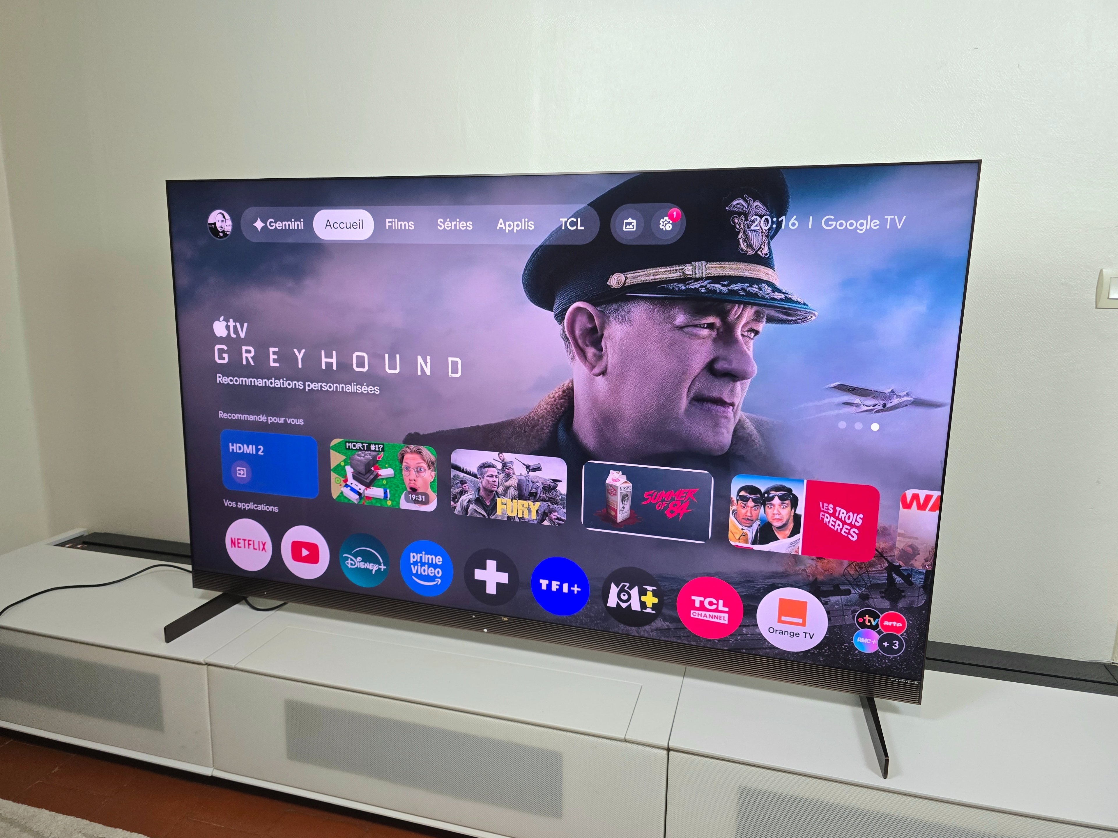 Google TV keeps its recommendation-heavy interface, with quick access to the main streaming platforms. © Matthieu Legouge