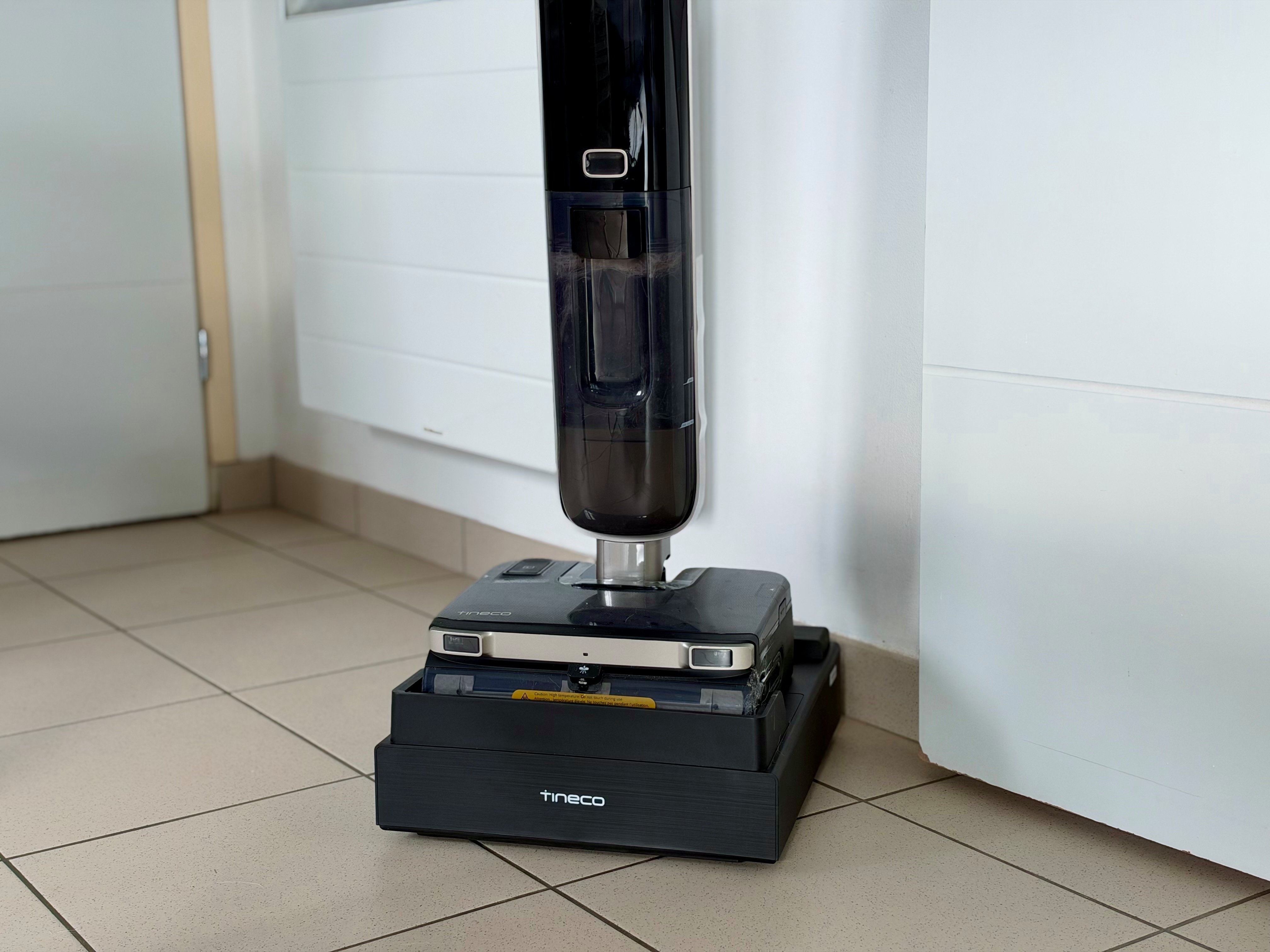 The vacuum and its station, a handsome setup that takes up space at home ©Mathieu Grumiaux