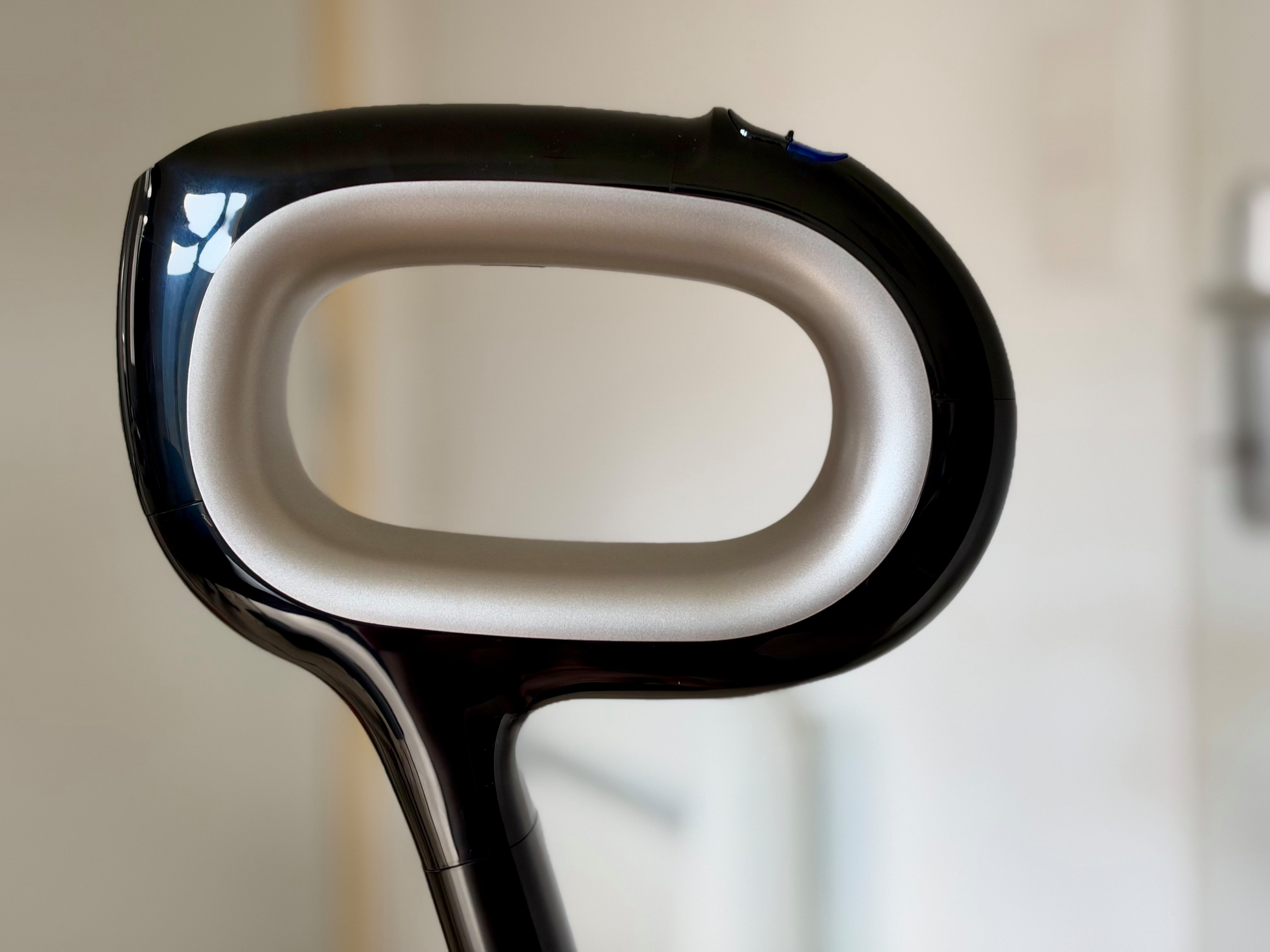 The handle is very ergonomic, and even though there are many plastics, the vacuum is solid ©Mathieu Grumiaux