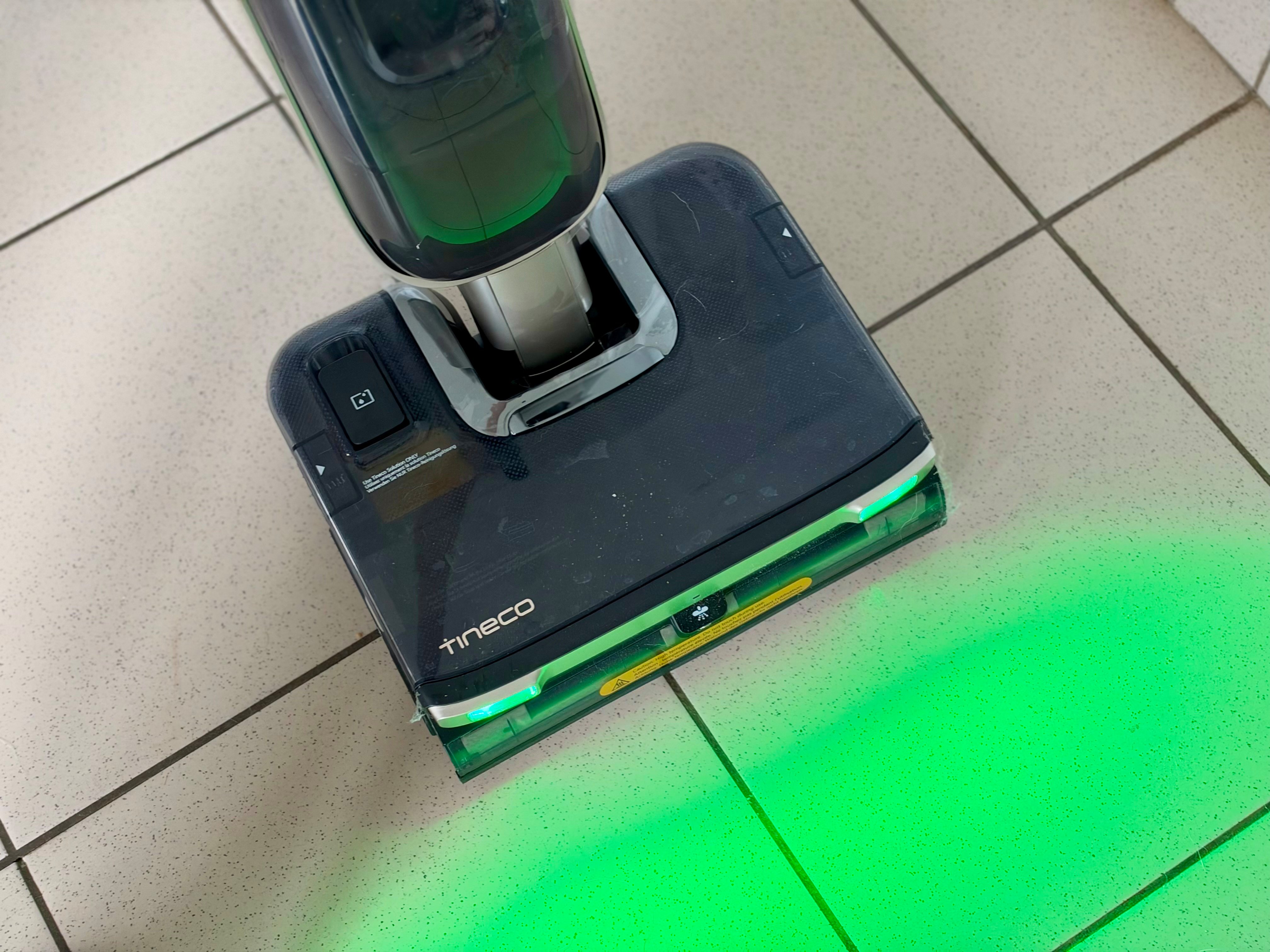 The famous green LED to spot fine dust on the floor ©Mathieu Grumiaux