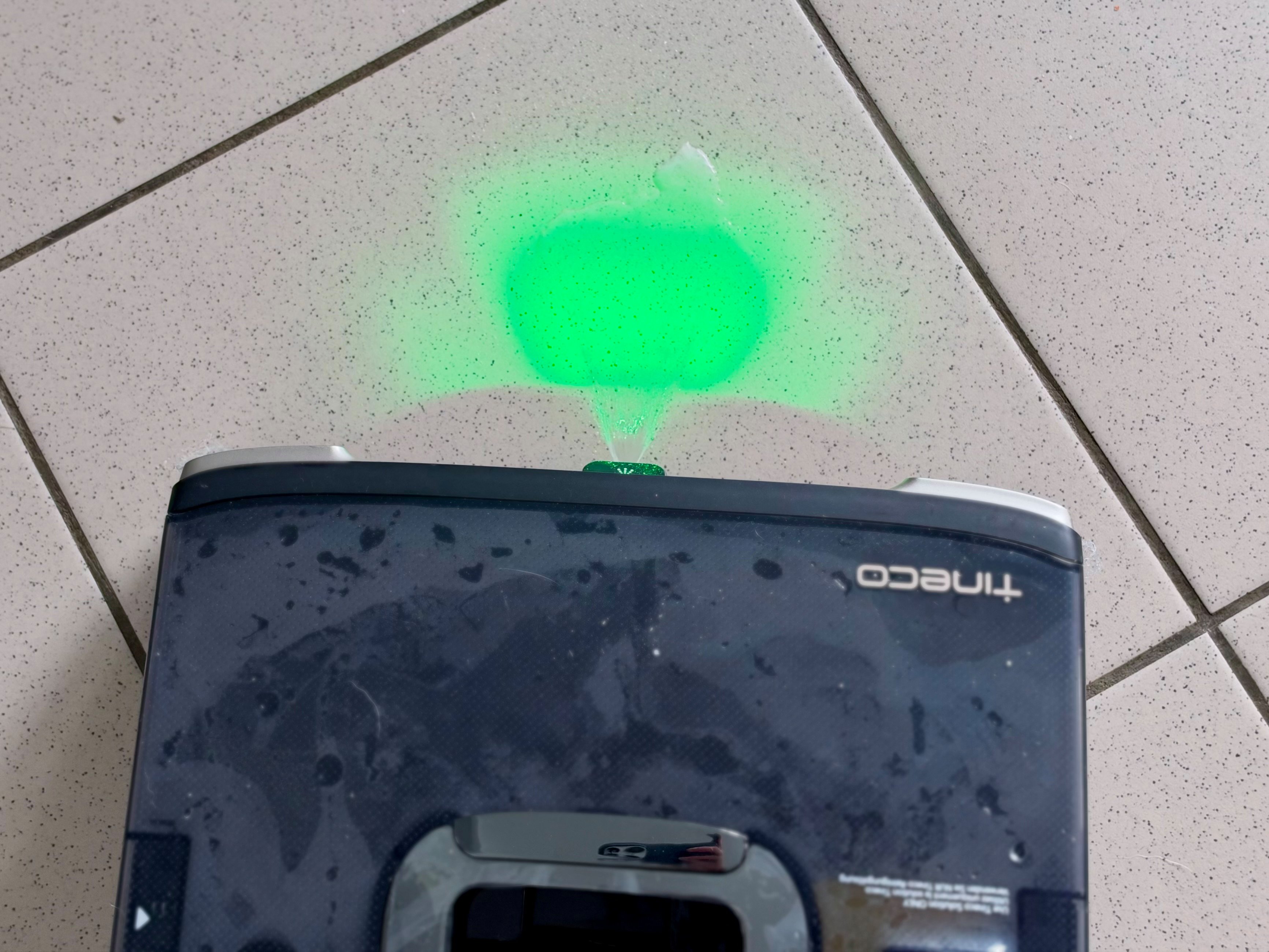 Hot water spray to target stubborn stains ©Mathieu Grumiaux