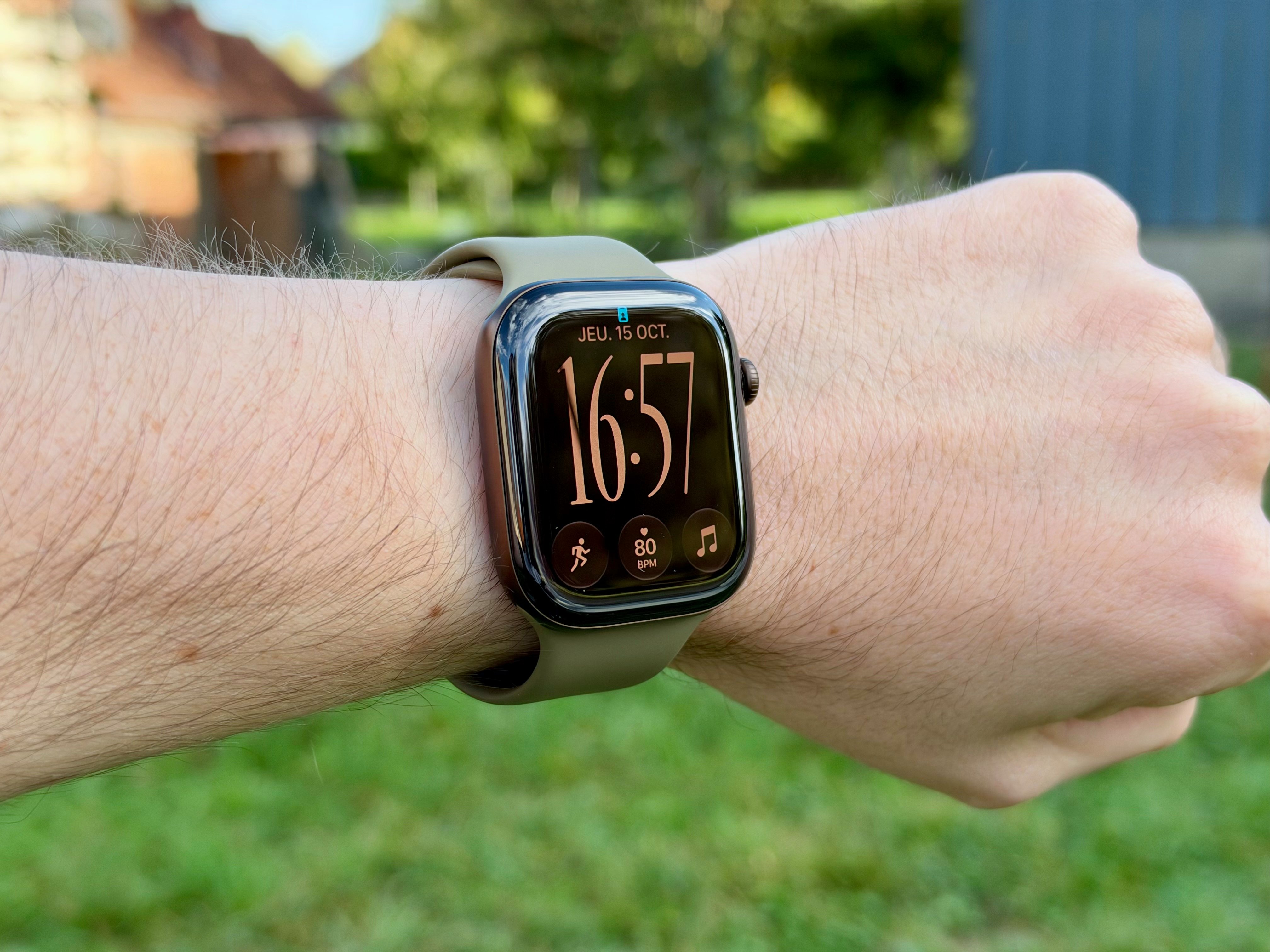 The Series 12 unveils a particularly sober dial, and Siri on demand ©Mathieu Grumiaux