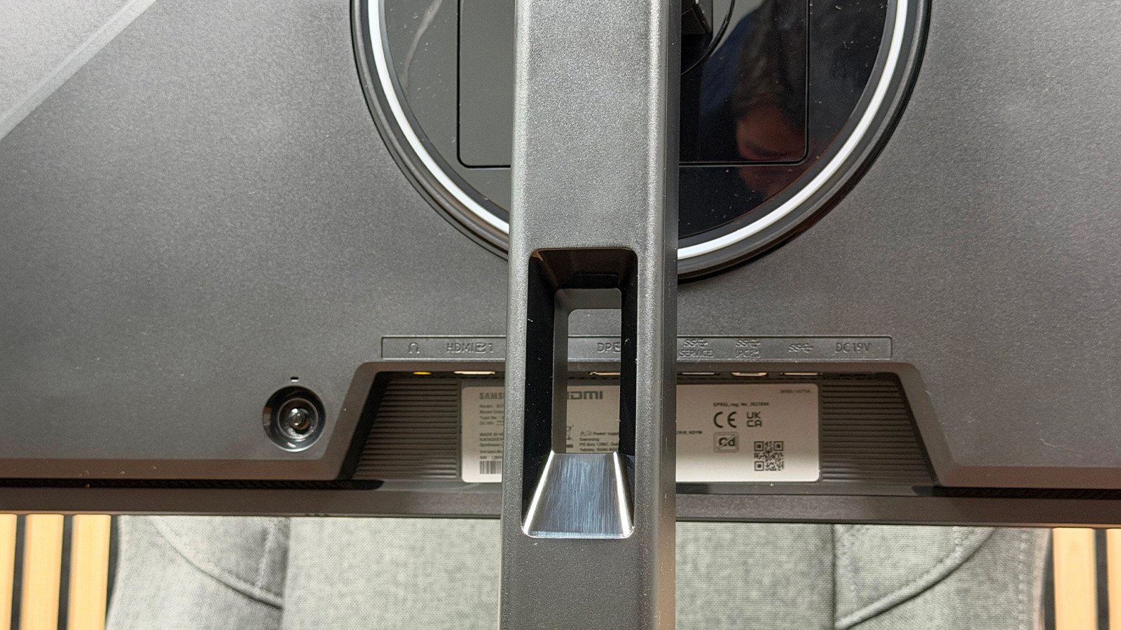 The cable pass-through is fairly wide. ©Charles Gouin-Peyrot for Clubic