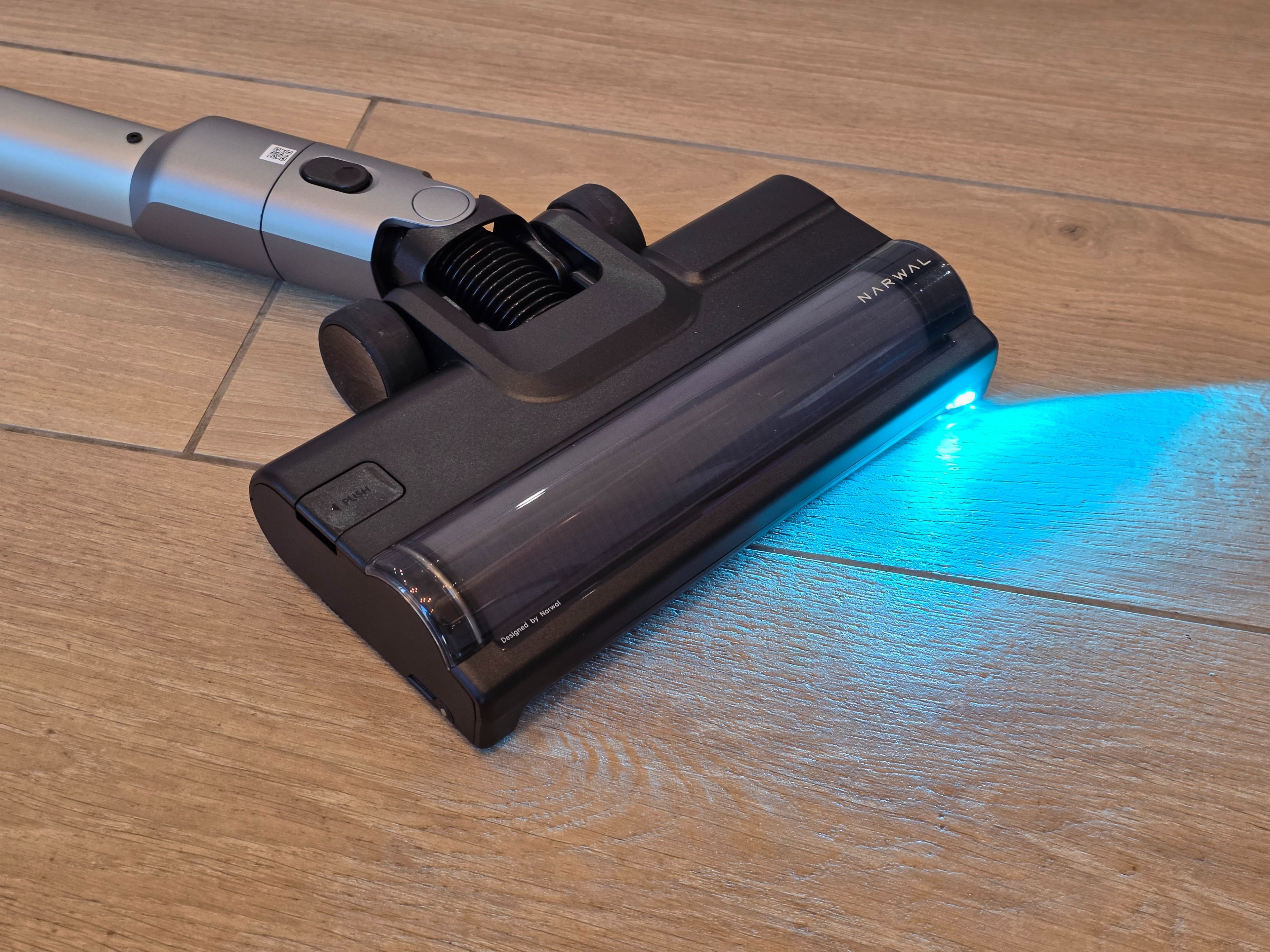 La lampe permet de voir les poussières fines et de nettoyer plus efficacement ©Camille Fontaine pour Clubic