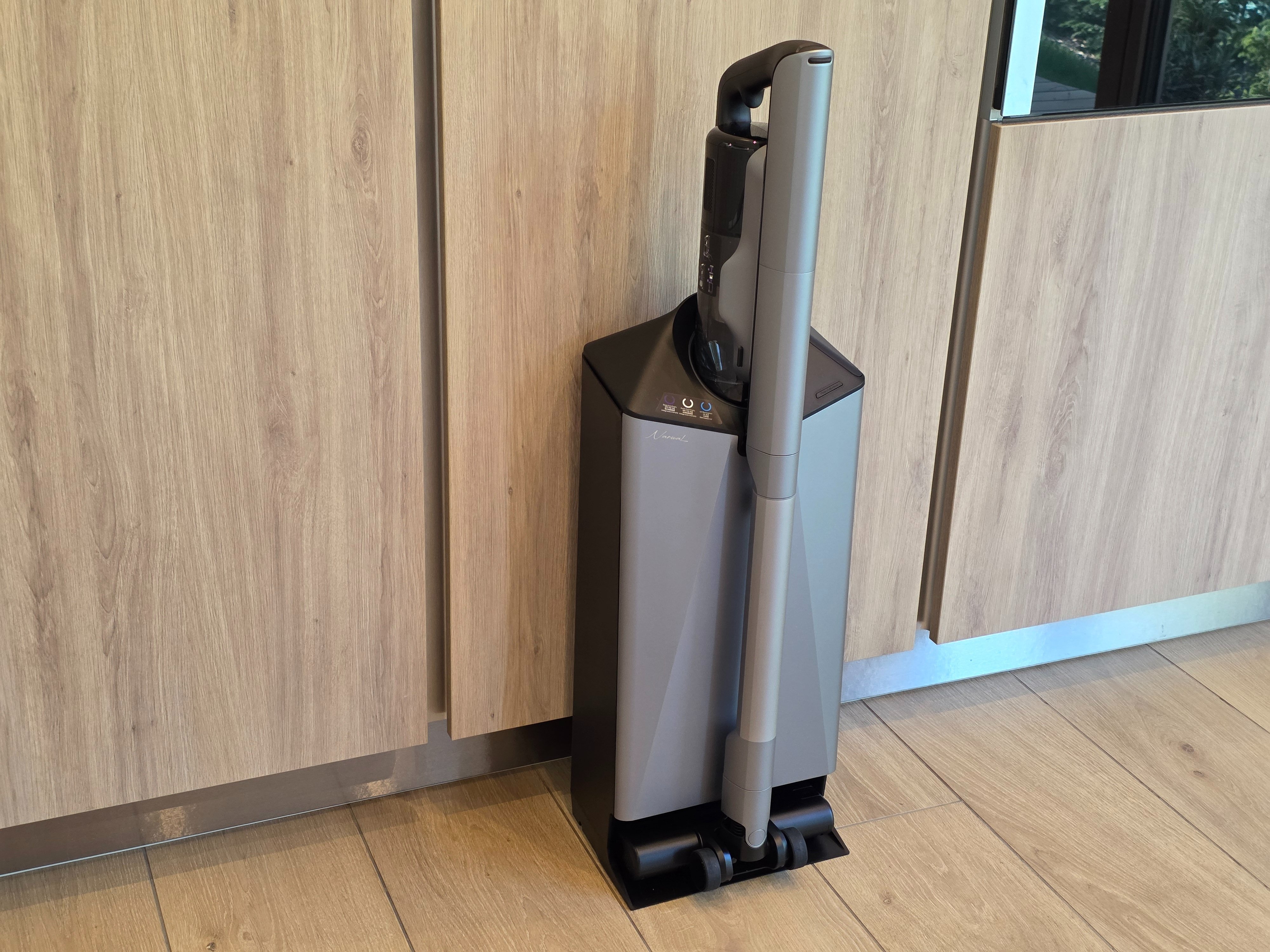 A lightweight upright vacuum, easy to maneuver  ©Camille Fontaine pour Clubic